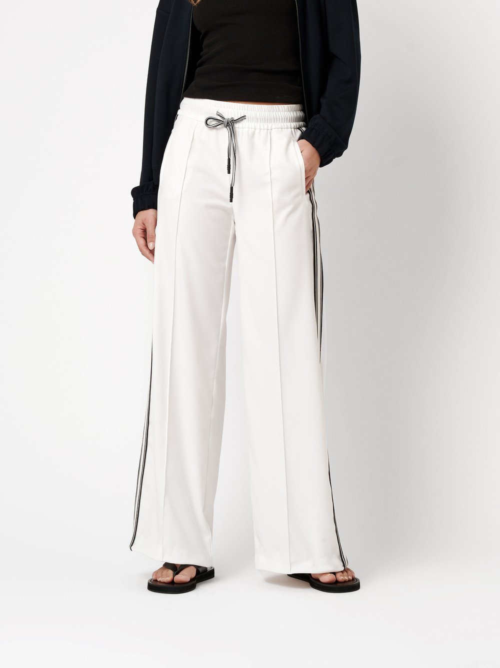 Damenhose May Wide in white, Wide Leg Hose mit Galonstreifen, Frontansicht am Model getragen