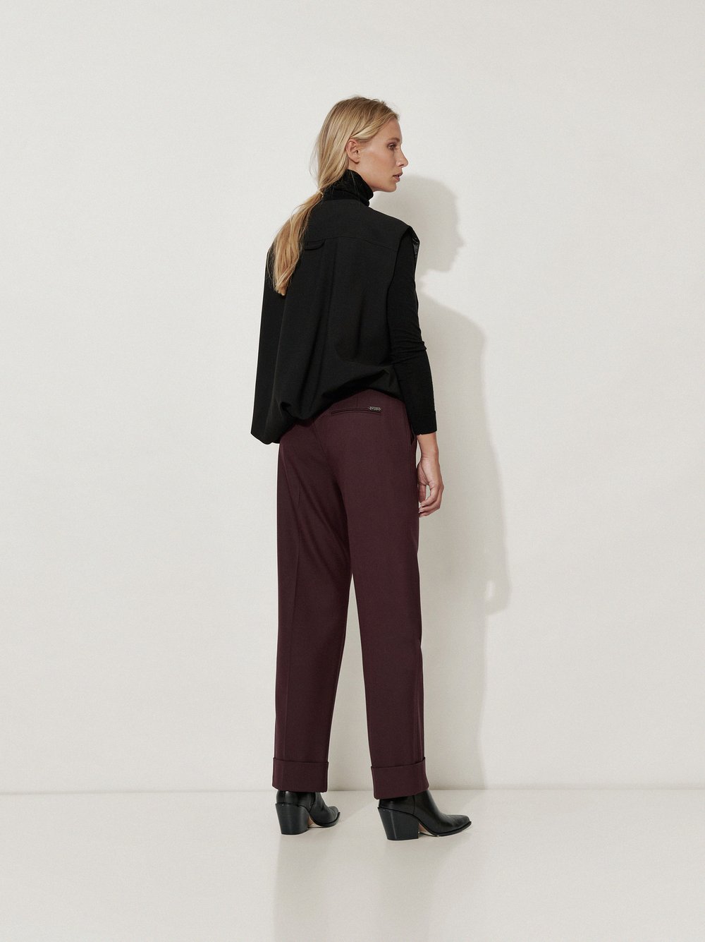 Womens trousers Audrey Turn Up in Bordeaux, tailoring trousers with turn-up, back view worn by model