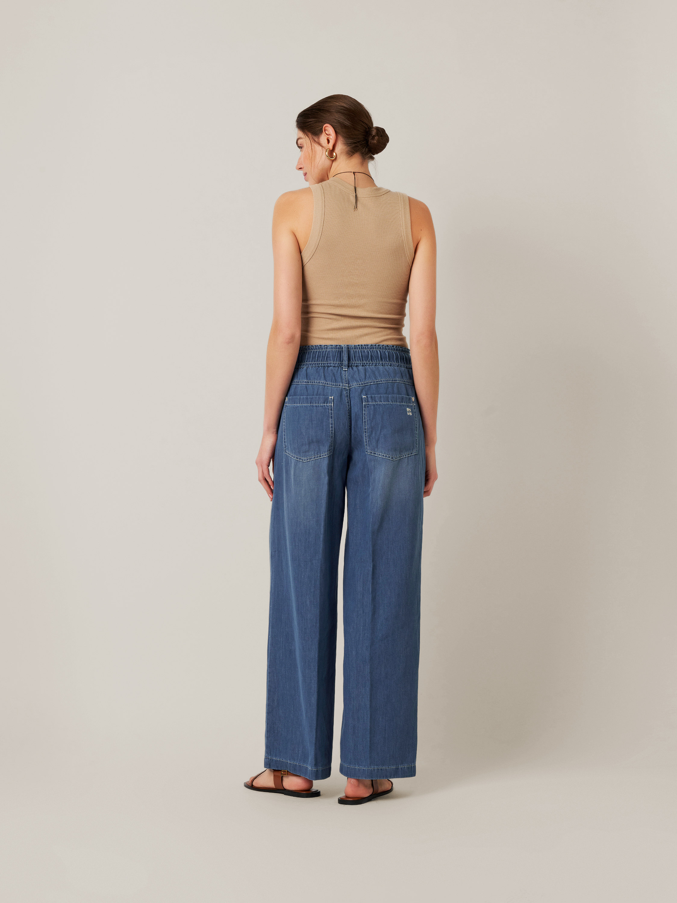 Damenjeans Masha Wide in blue, weite Sommerjeans mit Gummibund und Kordelzug, Rueckansicht am Model getragen