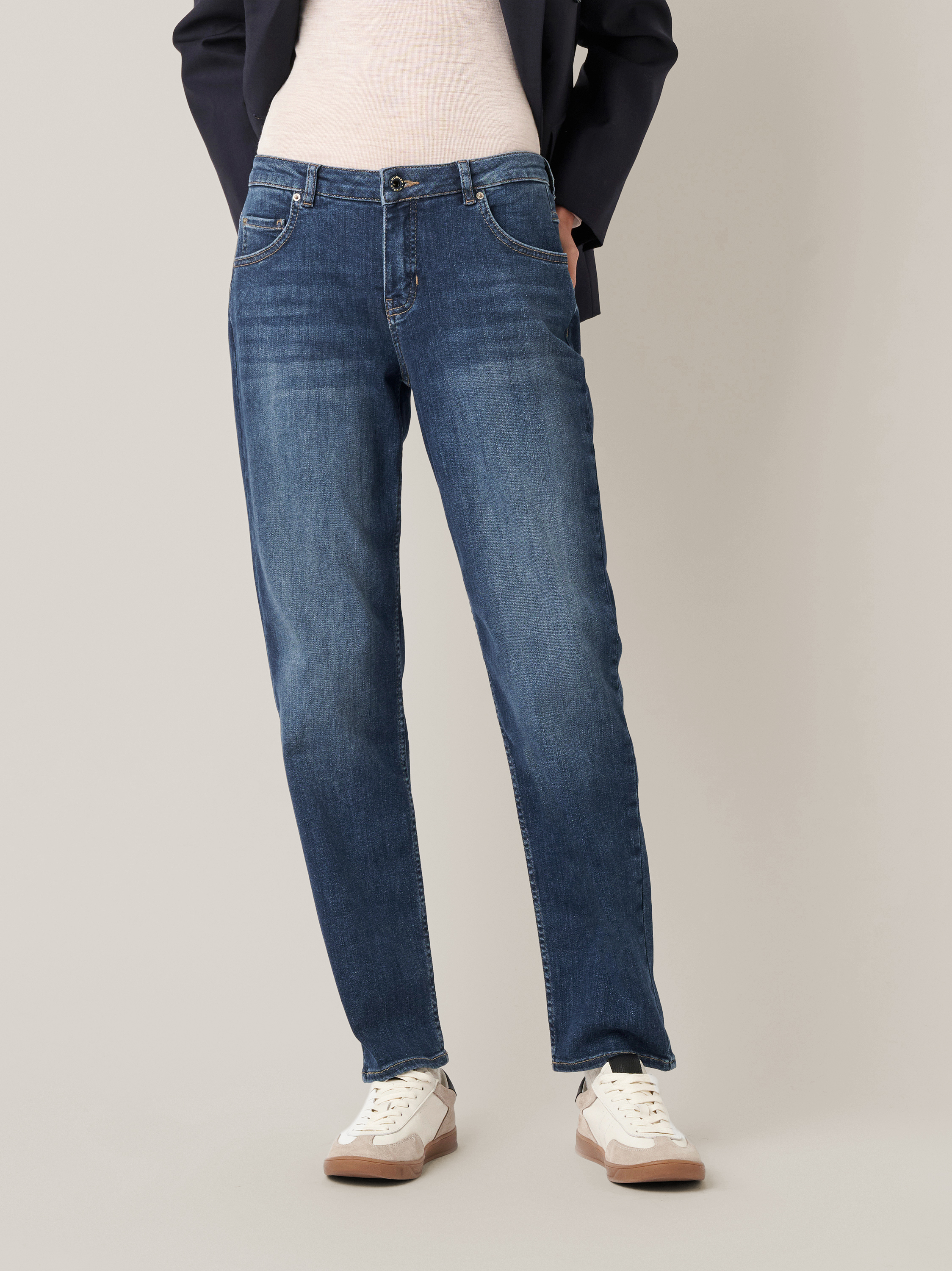 Womens jeans Masha Straight in mid blue, straight-fit jeans with mid waist, front view worn by model