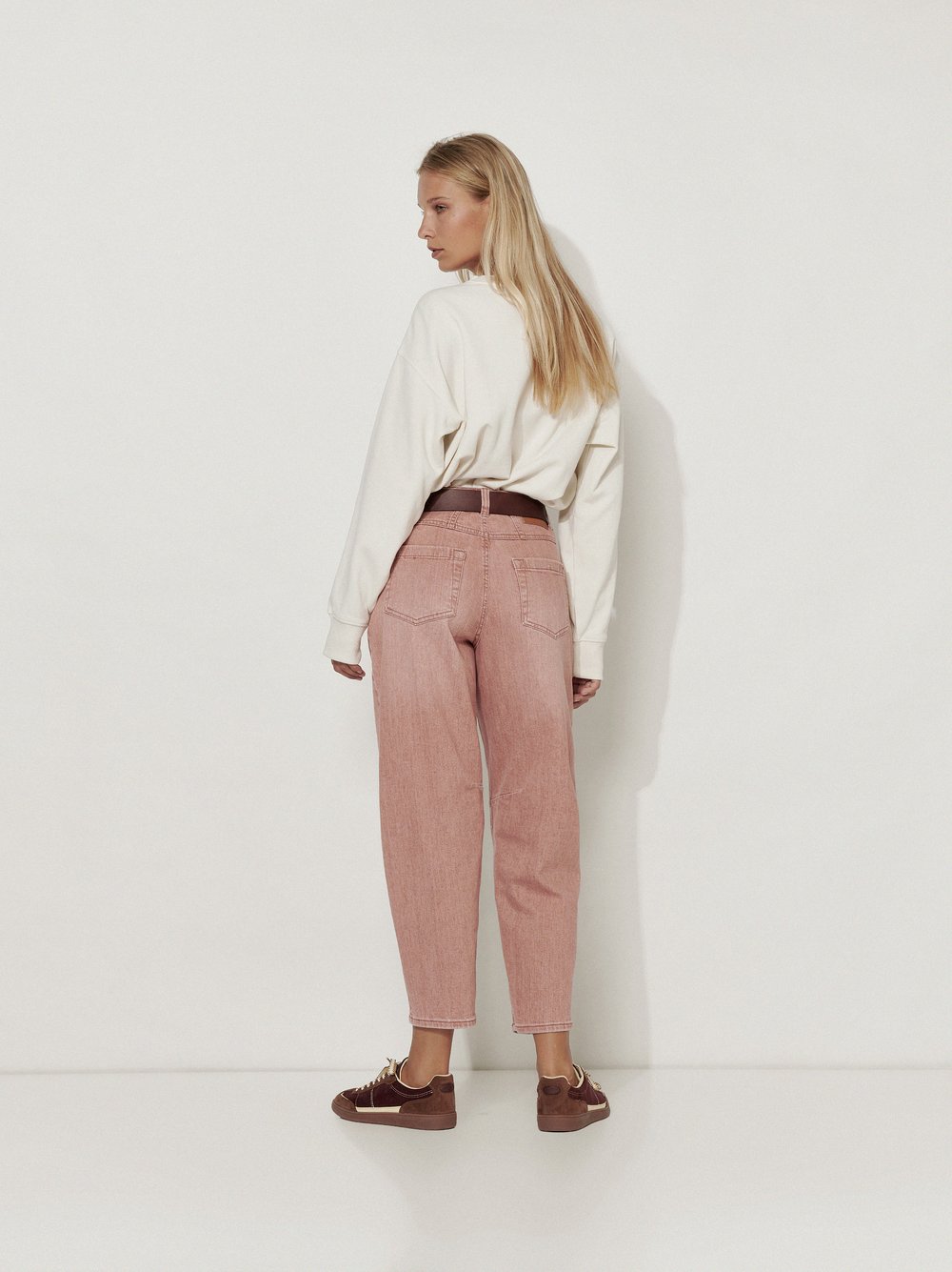 Womens jeans Mara Tapered in Rose, o-shape jeans in japanese denim, back view worn by model