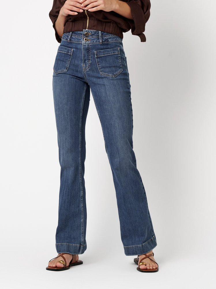 Womens jeans Audrey Bootcut in mid blue, bootcut jeans with front pockets, front view worn by model
