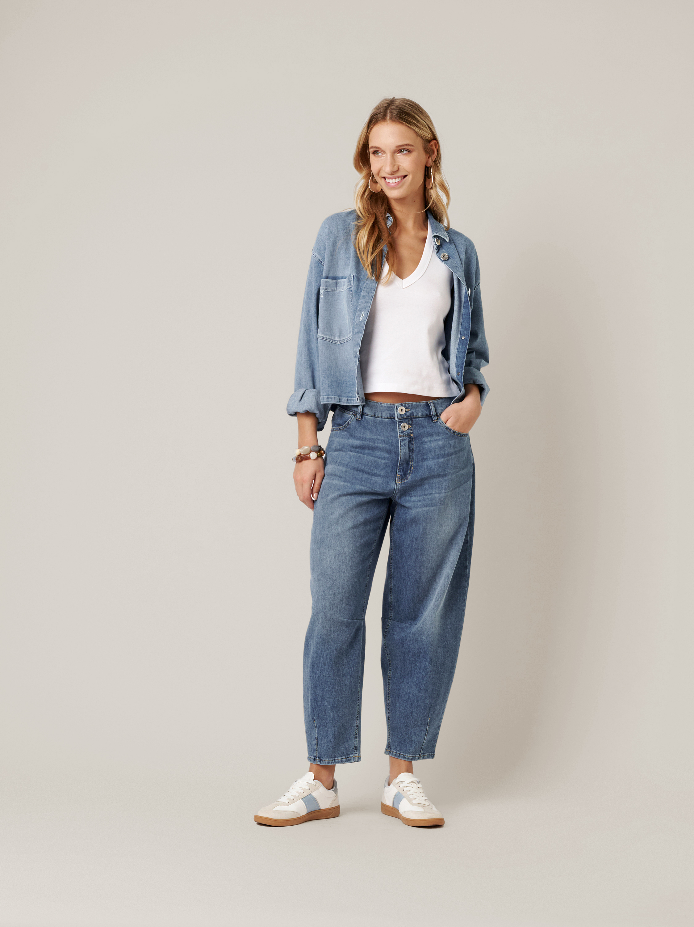 Womens jacket Jamie in bleached blue, short jacket made of denim, outfit view worn by model