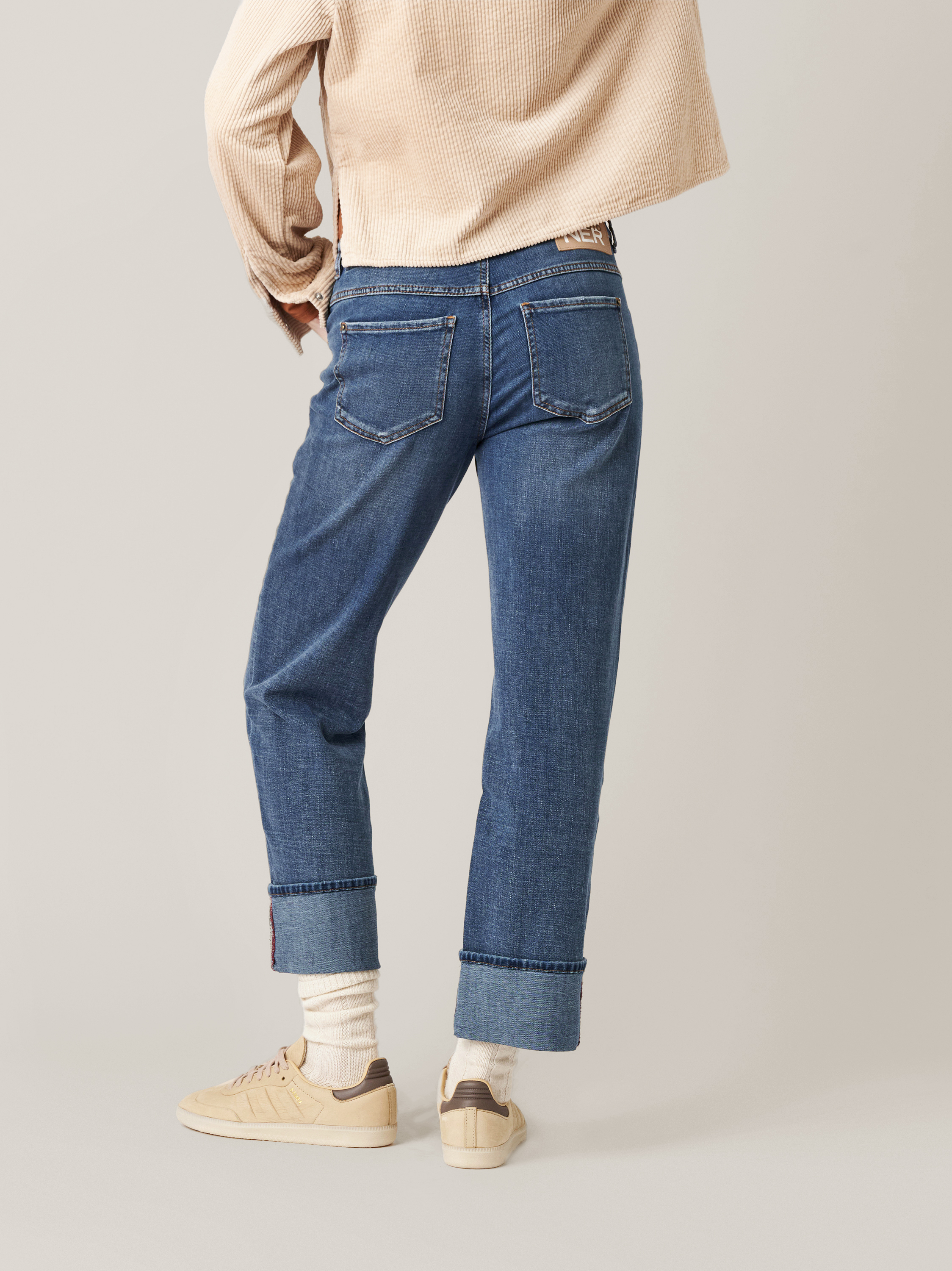 Womens jeans Masha_152 in mid blue, turn-up jeans with front seams, back view worn by model