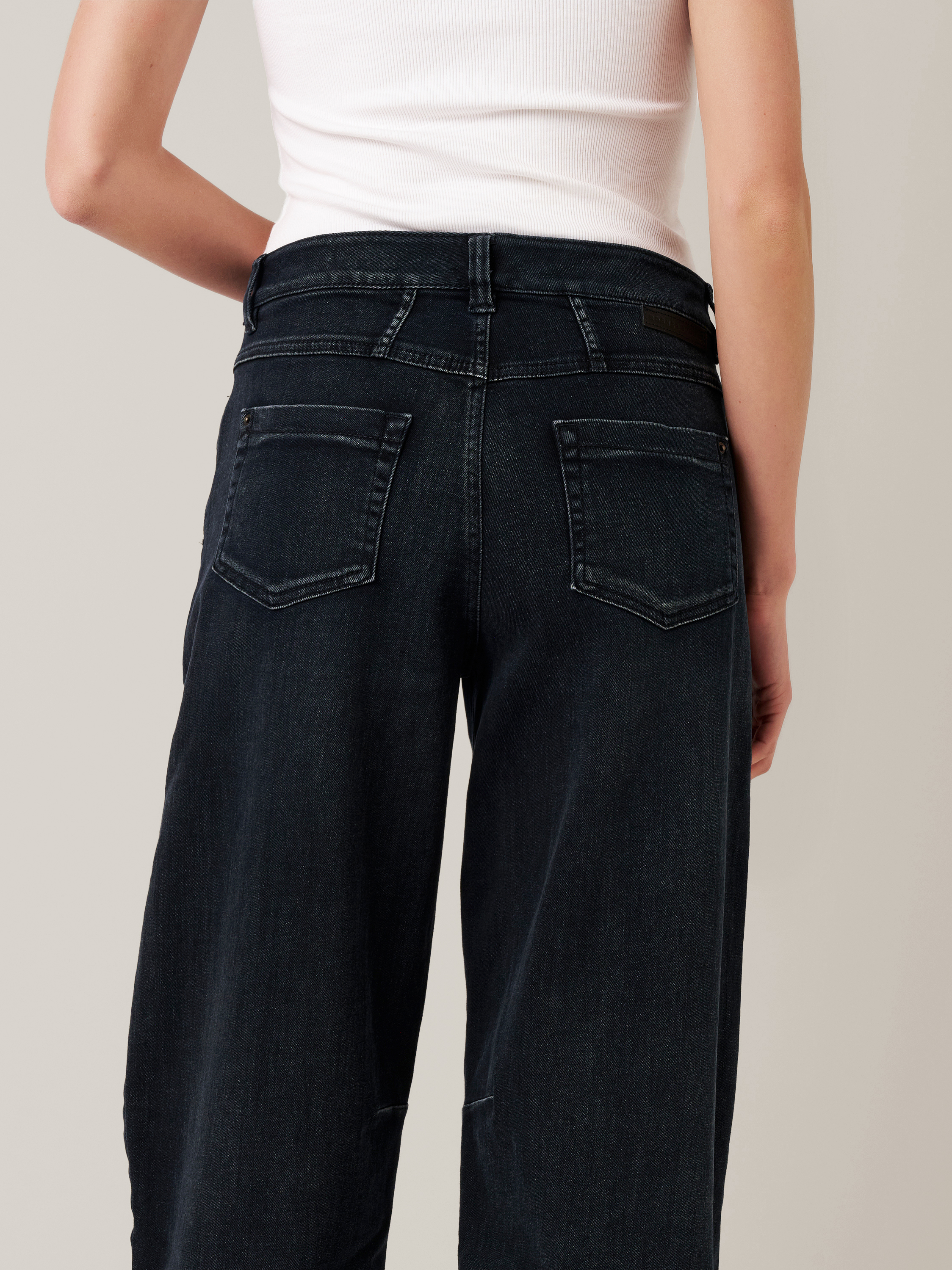 Womens jeans Mara Barrel in dark blue, barrel-fit jeans, detail view