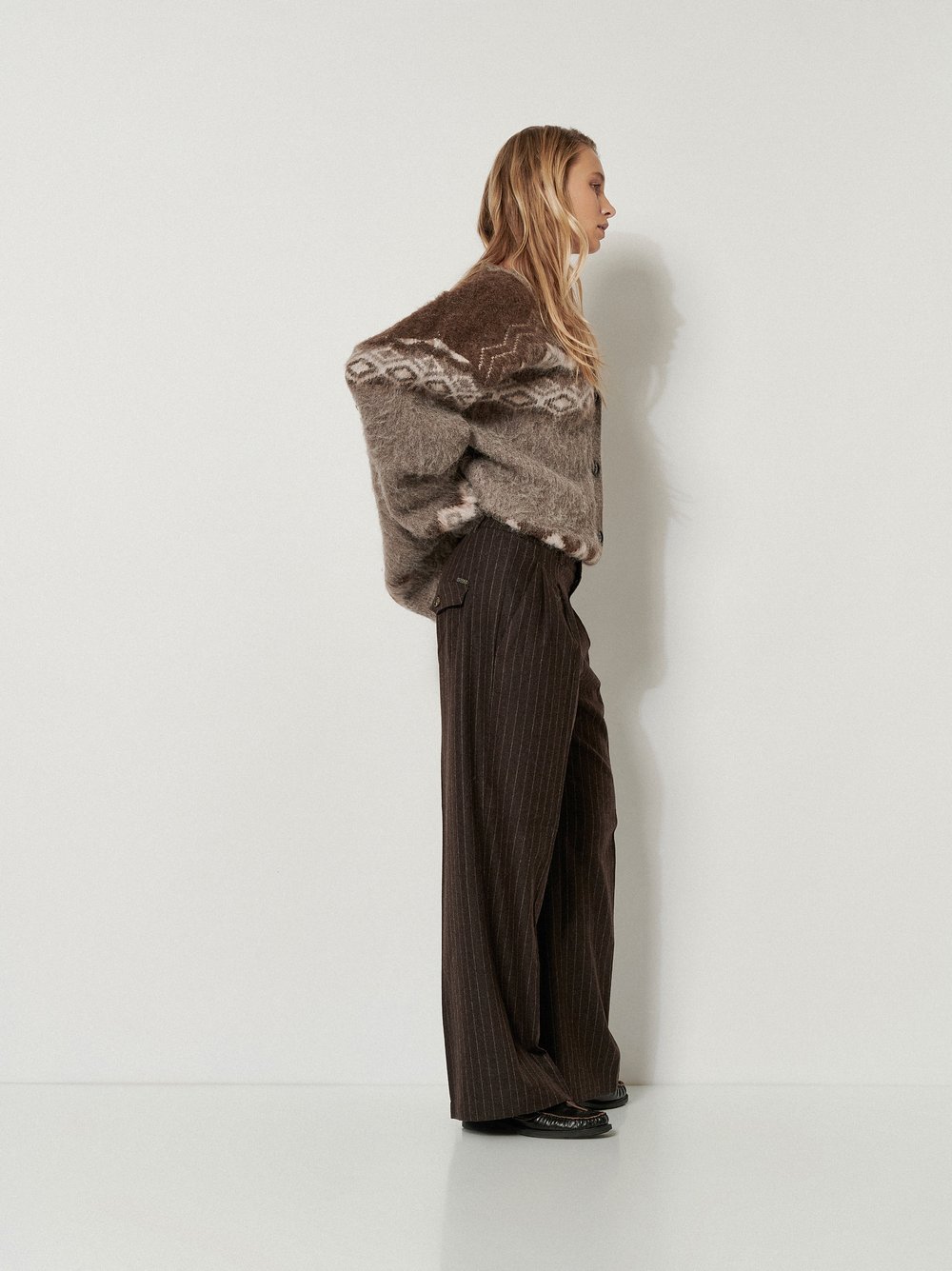 Damenhose Mara Wide in Dunkelbraun, wide-Leg Hose mit Nadelstreifen, Frontansicht am Model getragen