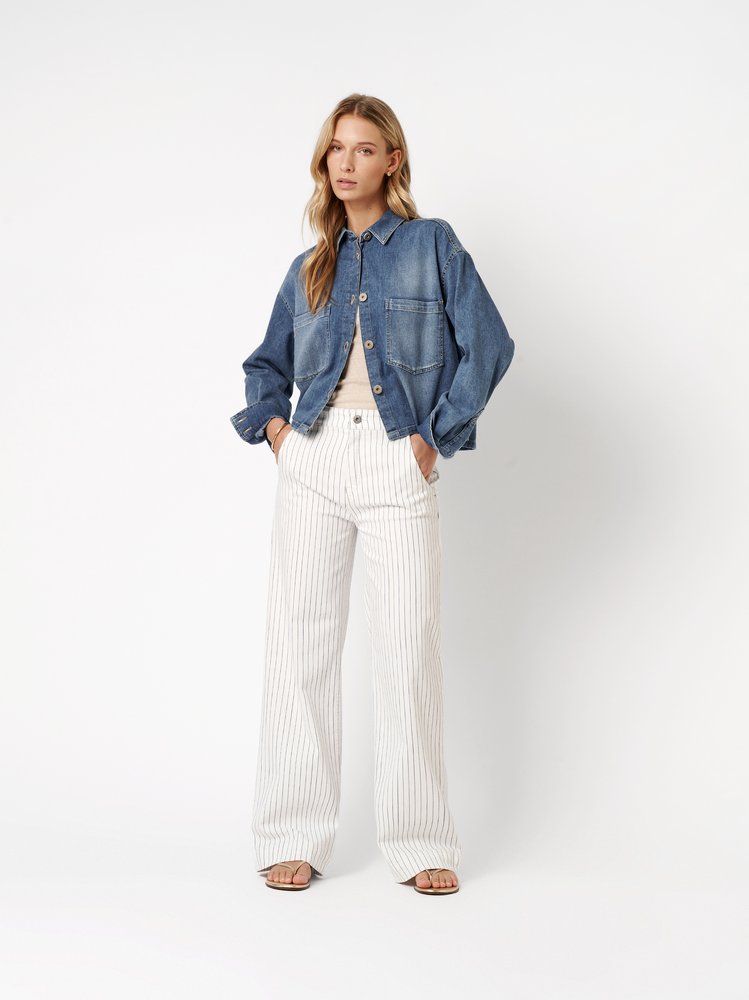 Womens jacket Jamie in mid blue, short jacket made of denim, outfit view worn by model