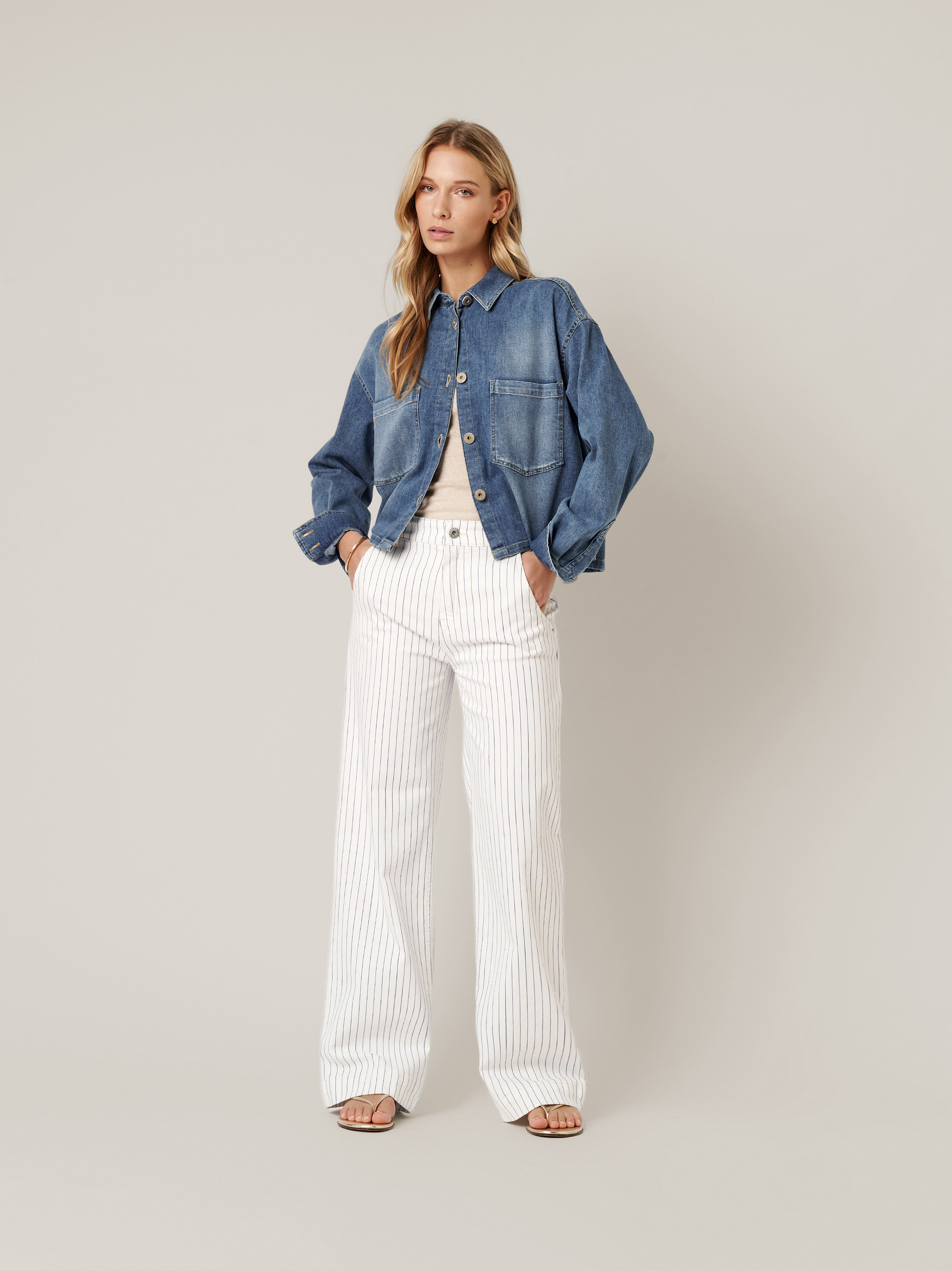 Damenjacke Jamie in mid blue, Kurzjacke aus Denim, Outfitansicht am Model