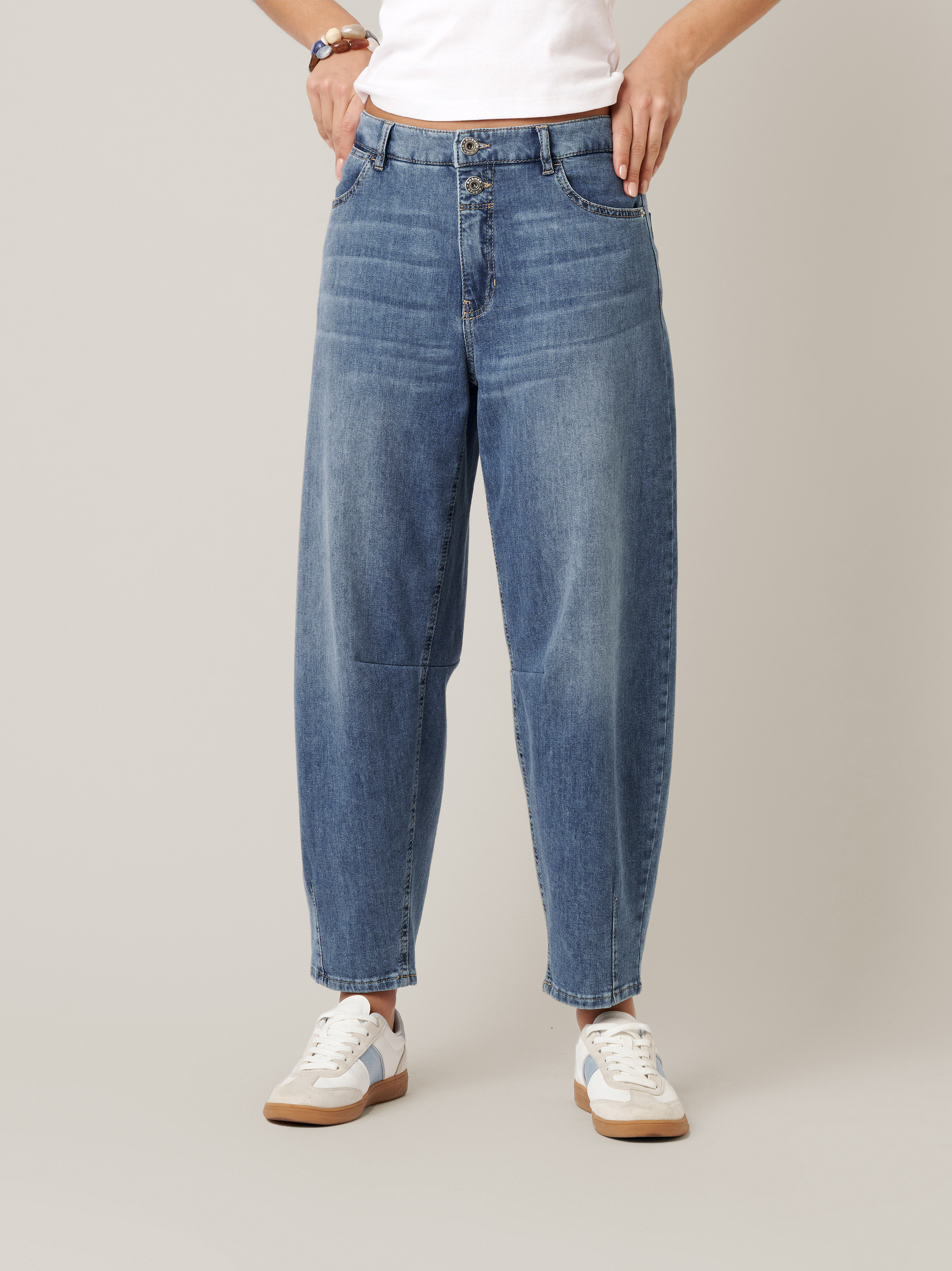 Damenjeans Mara Barrel in mid blue, Barrel-Fit Jeans, Frontansicht am Model getragen