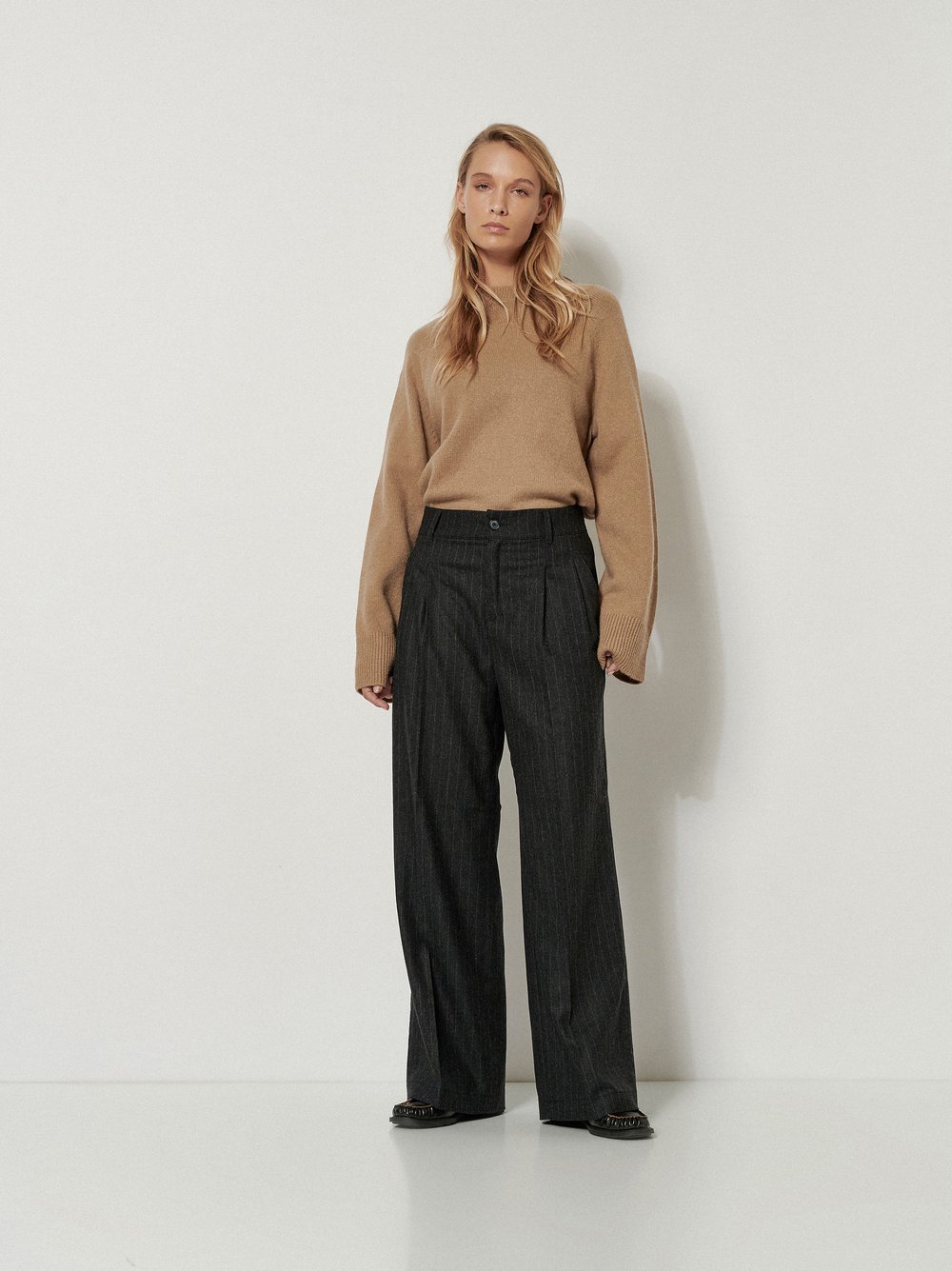 Damenhose Mara Wide in Dark Blue, wide-Leg Hose mit Nadelstreifen, Outfitansicht am Model
