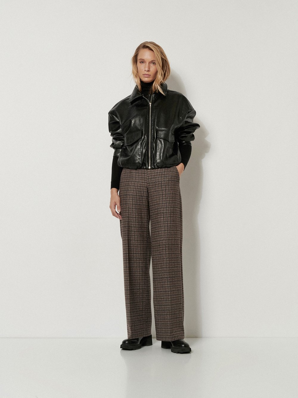 Womens trousers Mara Wide in Brown, wide-leg trousers with houndstooth, outfit view worn by model