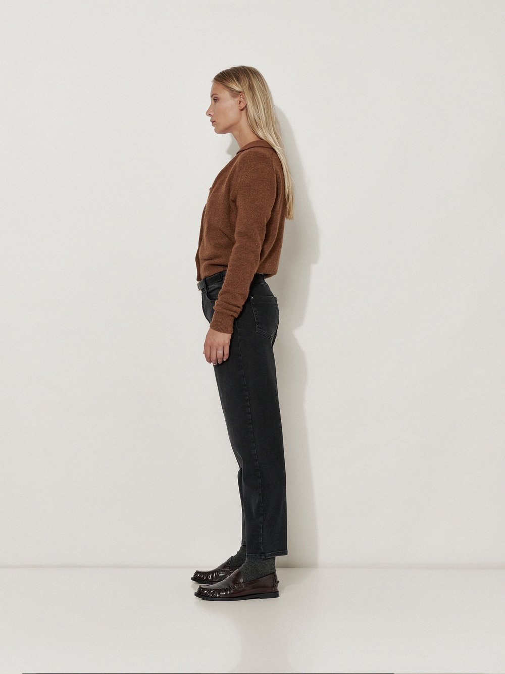 Womens jeans Mara Tapered in Anthracite, o-shape jeans, front view worn by model