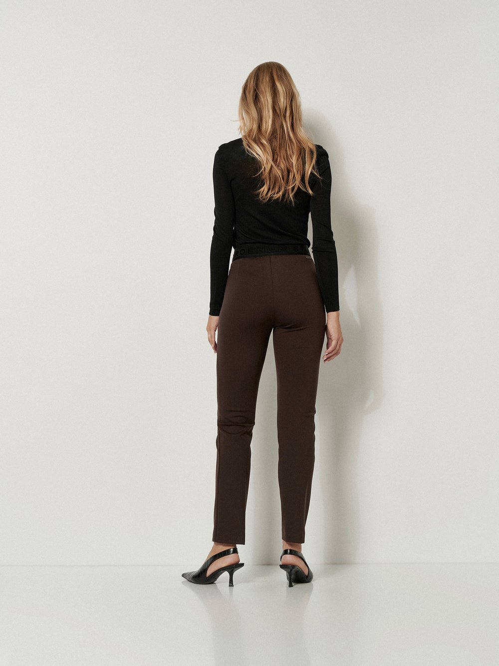 Damenhose Alisa Slim in Dunkelbraun, slim-Fit Hose aus leichter Scubaqualitaet, Rueckansicht am Model getragen