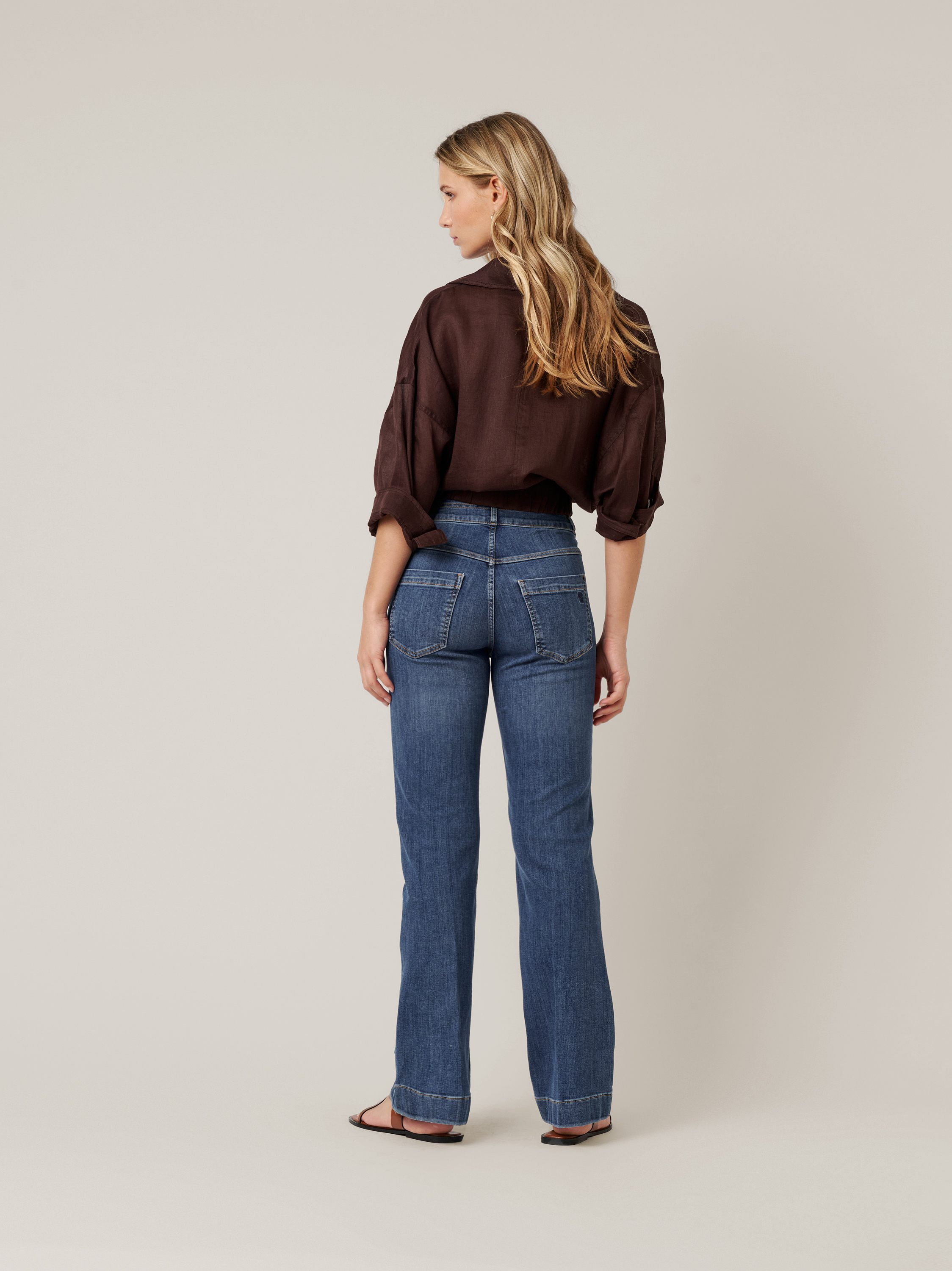 Womens jeans Audrey Bootcut in mid blue, bootcut jeans with front pockets, back view worn by model