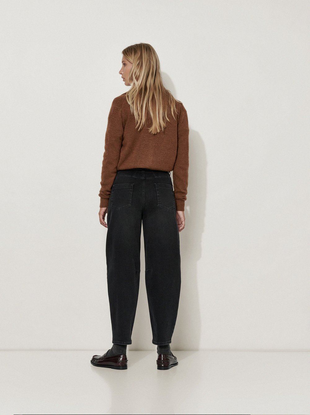 Womens jeans Mara Tapered in Anthracite, o-shape jeans, back view worn by model
