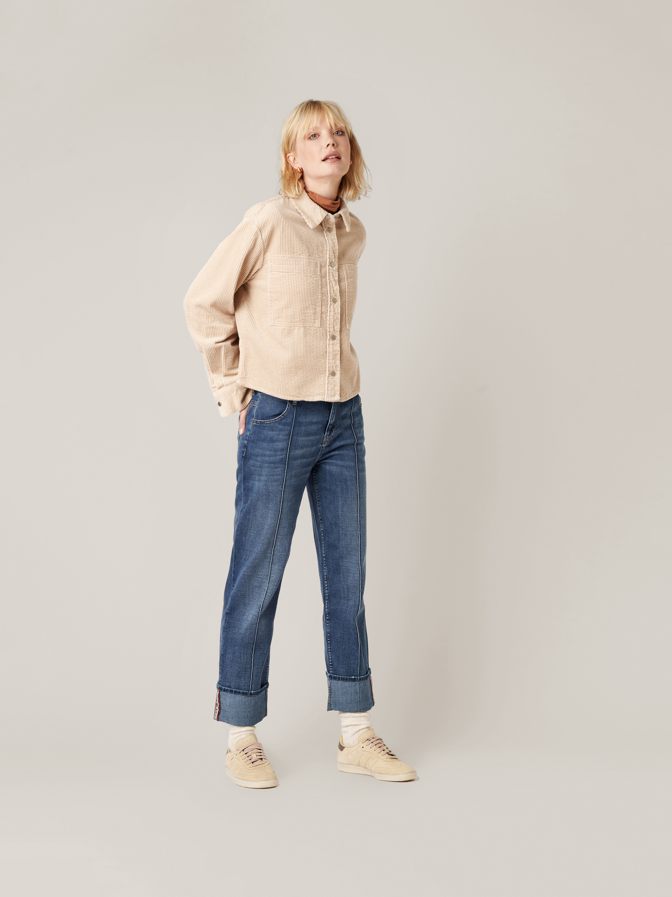 Womens jeans Masha_152 in mid blue, turn-up jeans with front seams, outfit view worn by model