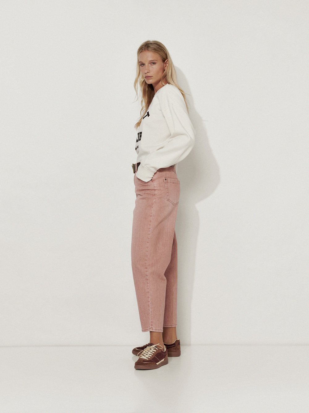 Womens jeans Mara Tapered in Rose, o-shape jeans in japanese denim, front view worn by model