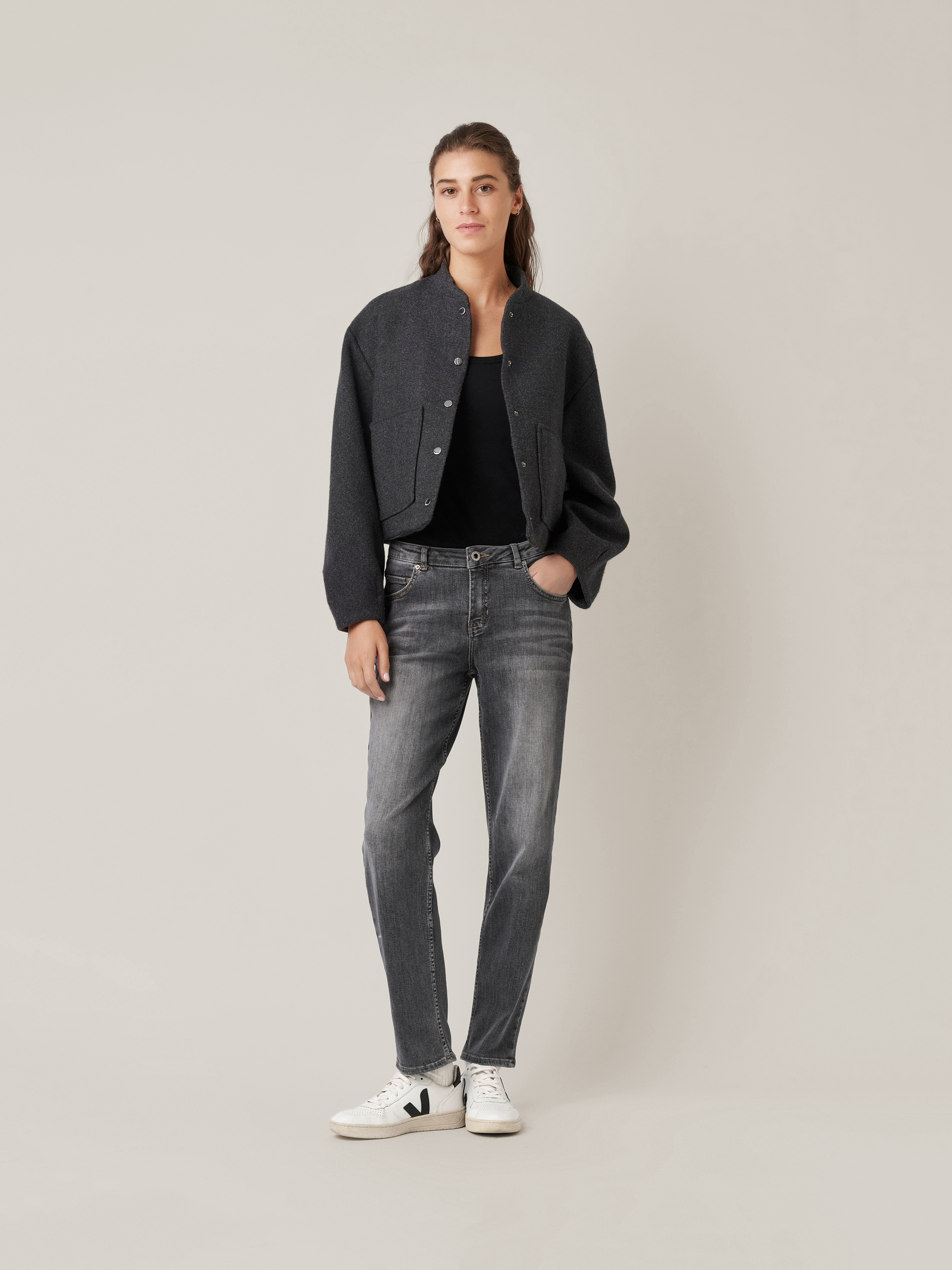 Womens jeans Masha Straight in mid grey, straight-fit jeans with mid waist, outfit view worn by model