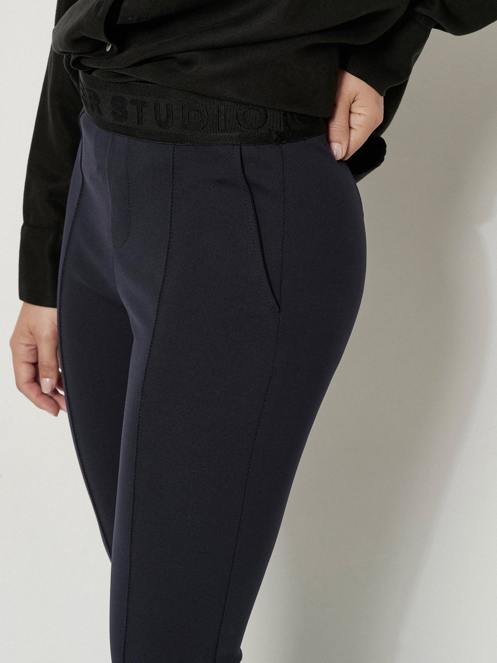 Damenhose Alisa Slim in Dark Blue, slim-Fit Hose aus leichter Scubaqualitaet, Detailansicht