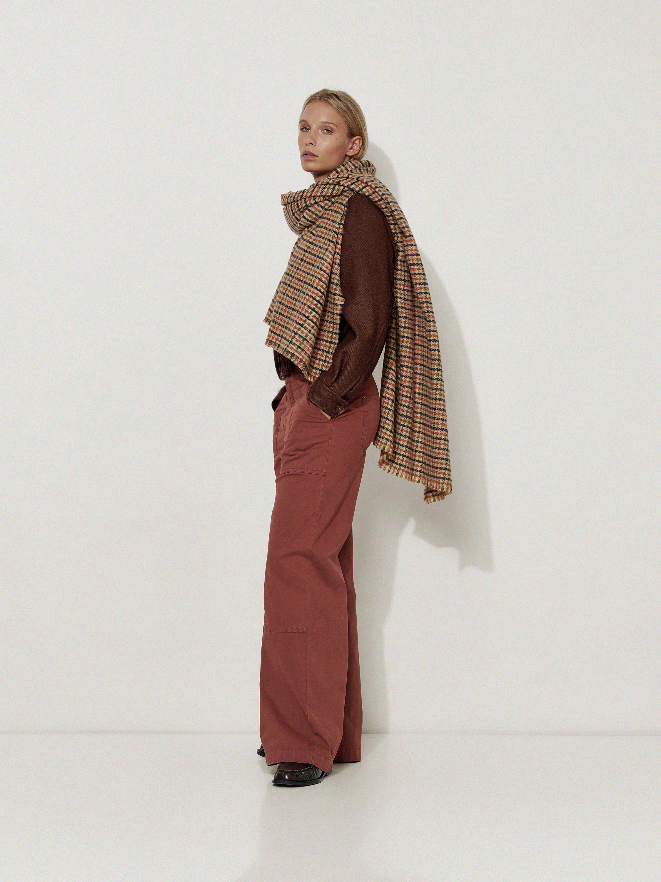 Damenhose Mara Wide in Rostrot, wide-Leg Worker Hose, Frontansicht am Model getragen