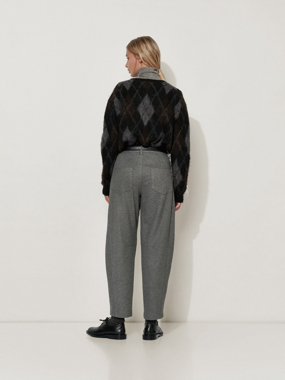 Womens trousers Mara Barrel in Grey, barrel-fit trousers in soft flannel, back view worn by model