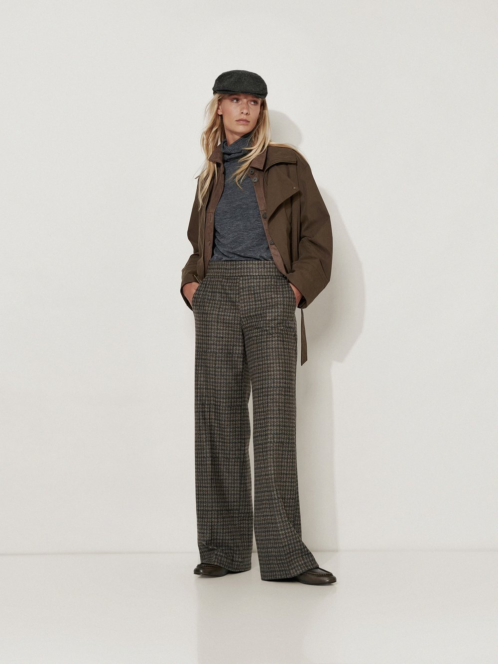 Womens trousers Mara Wide in Grey, wide-leg trousers with houndstooth, outfit view worn by model