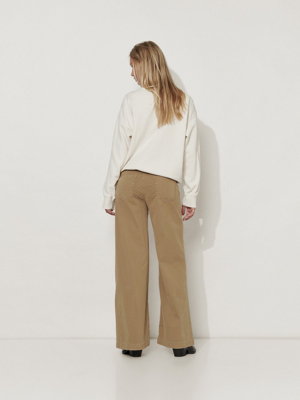Womens trousers Mara Wide in Camel, wide-leg worker trousers, back view worn by model