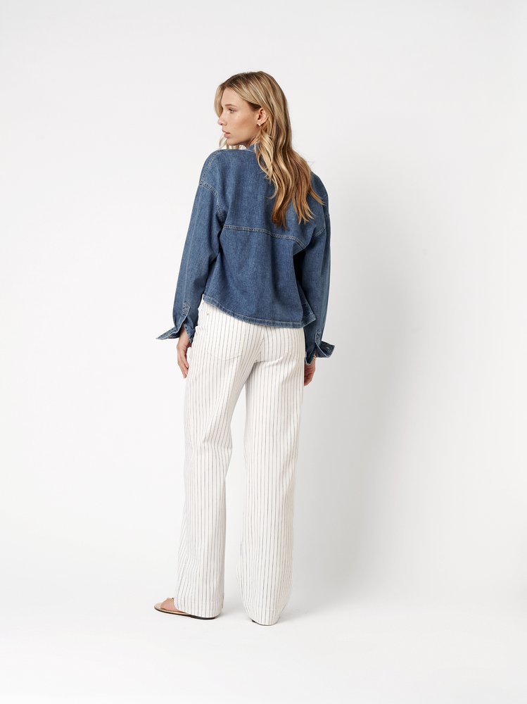 Womens jacket Jamie in mid blue, short jacket made of denim, back view worn by model