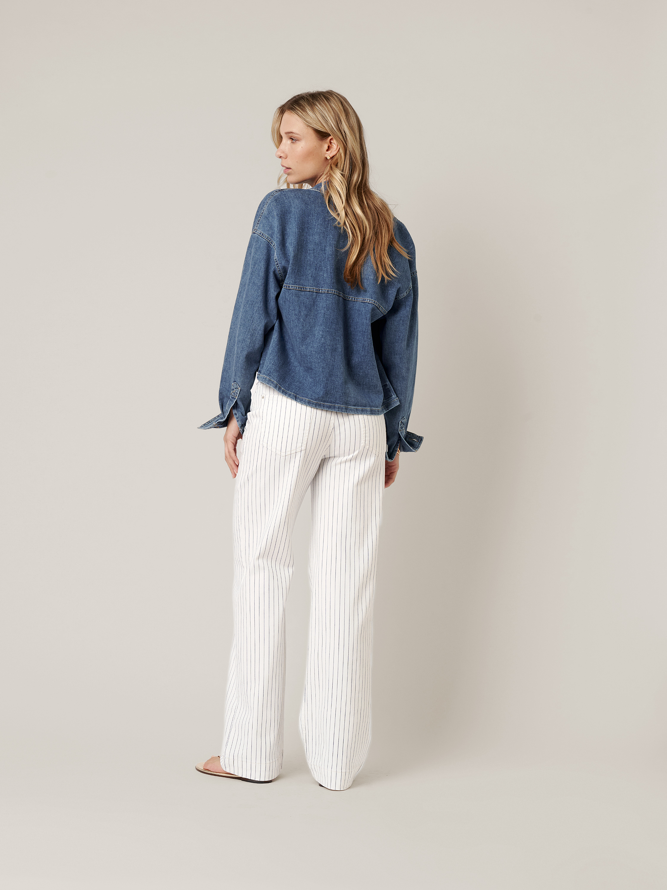 Damenjacke Jamie in mid blue, Kurzjacke aus Denim, Rueckansicht am Model getragen