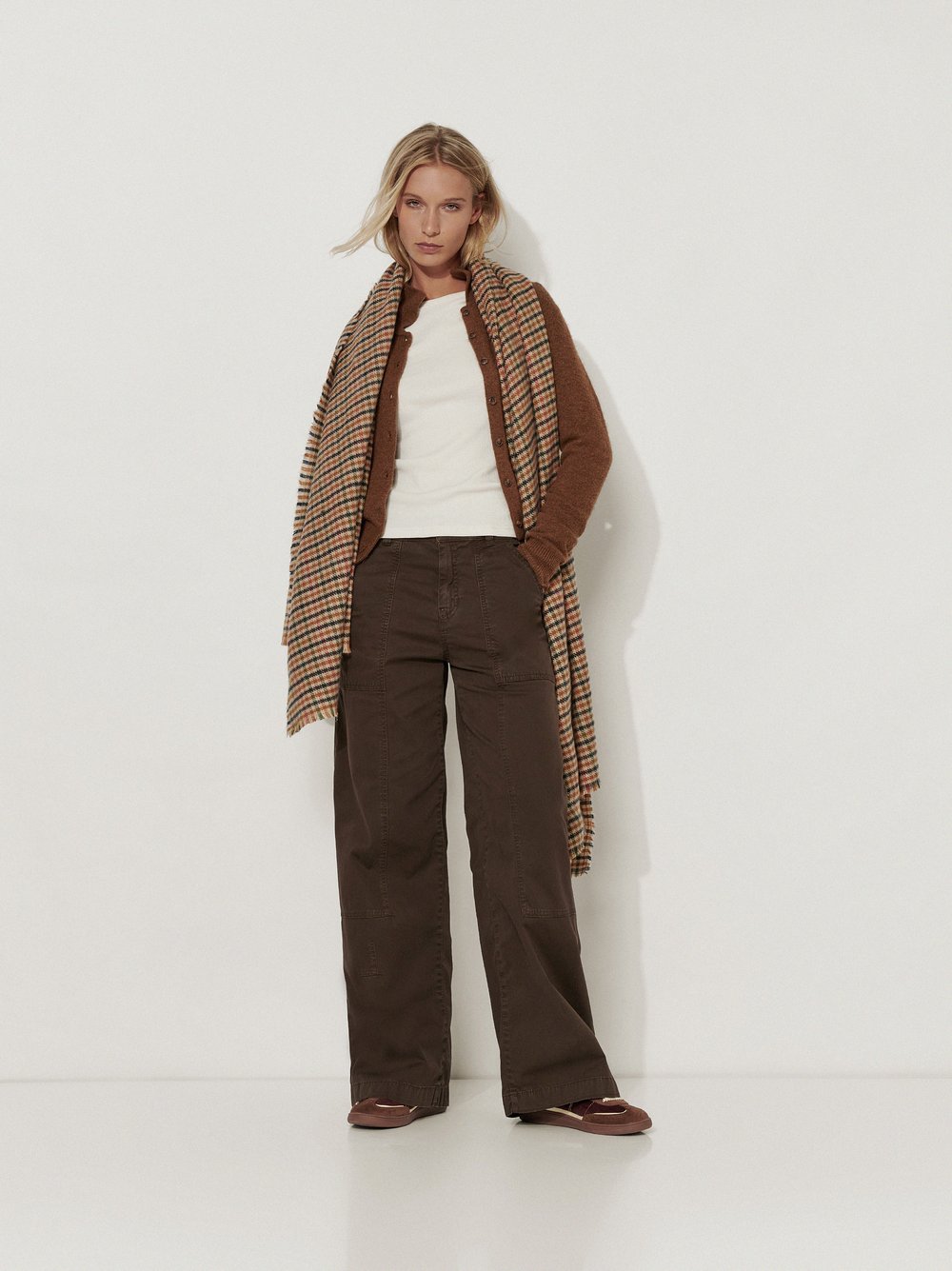 Womens trousers Mara Wide in Dark Brown, wide-leg worker trousers, outfit view worn by model