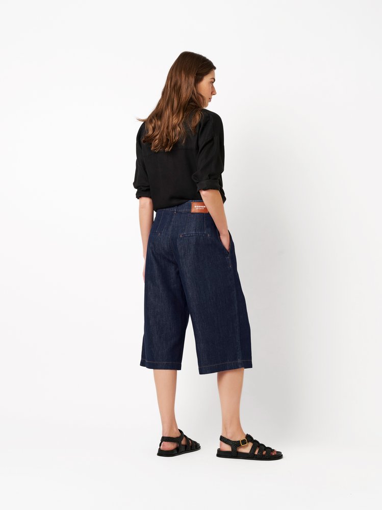 Womens trousers Mara Wide in dark blue, wide-leg denim bermudas with front pleats, back view worn by model