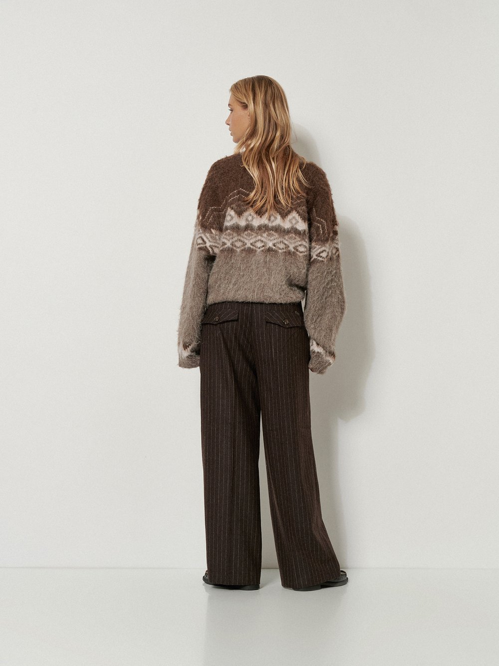 Damenhose Mara Wide in Dunkelbraun, wide-Leg Hose mit Nadelstreifen, Rueckansicht am Model getragen