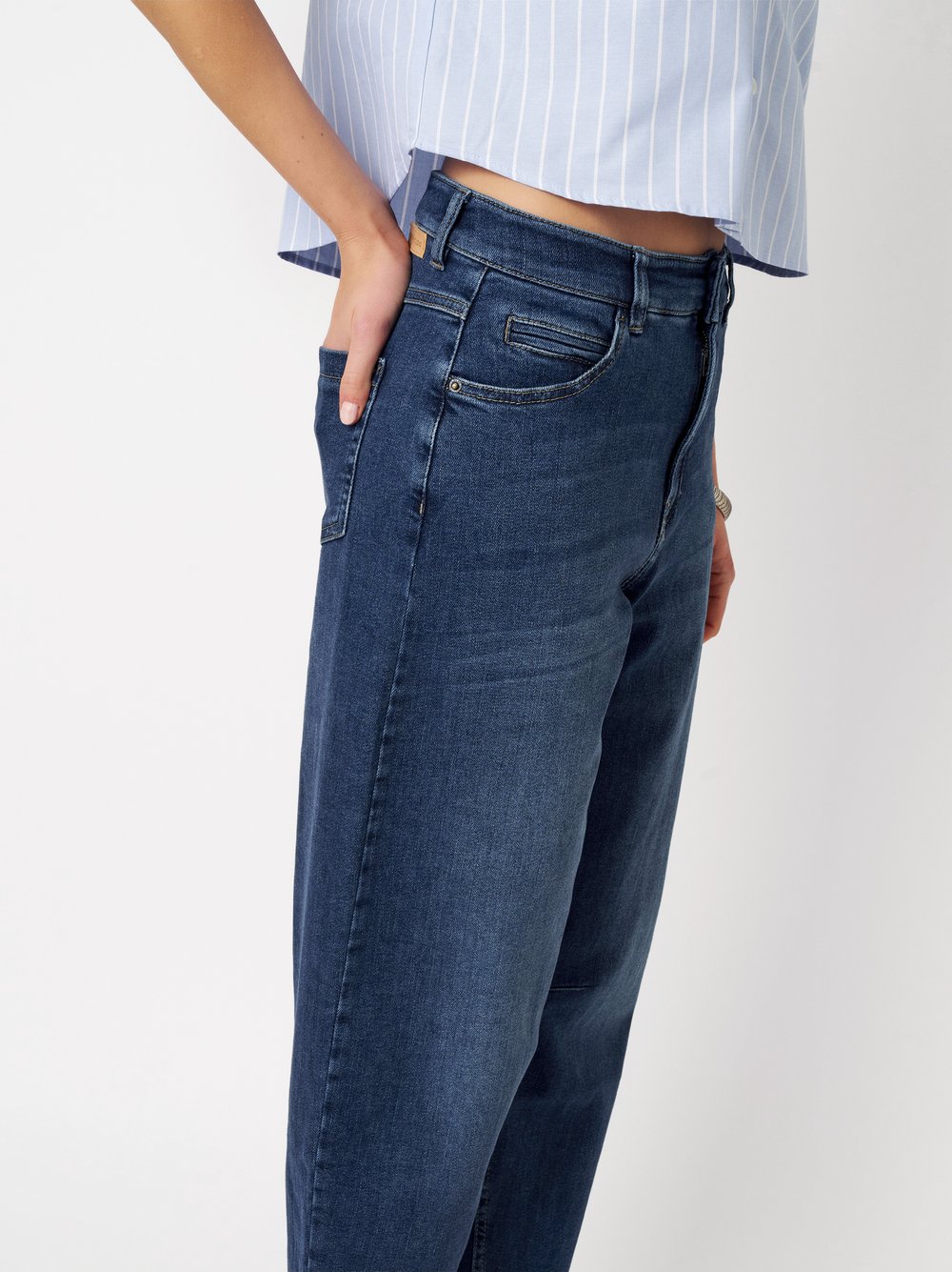 Womens jeans Mara Barrel in mid blue, barrel-fit jeans, detail view