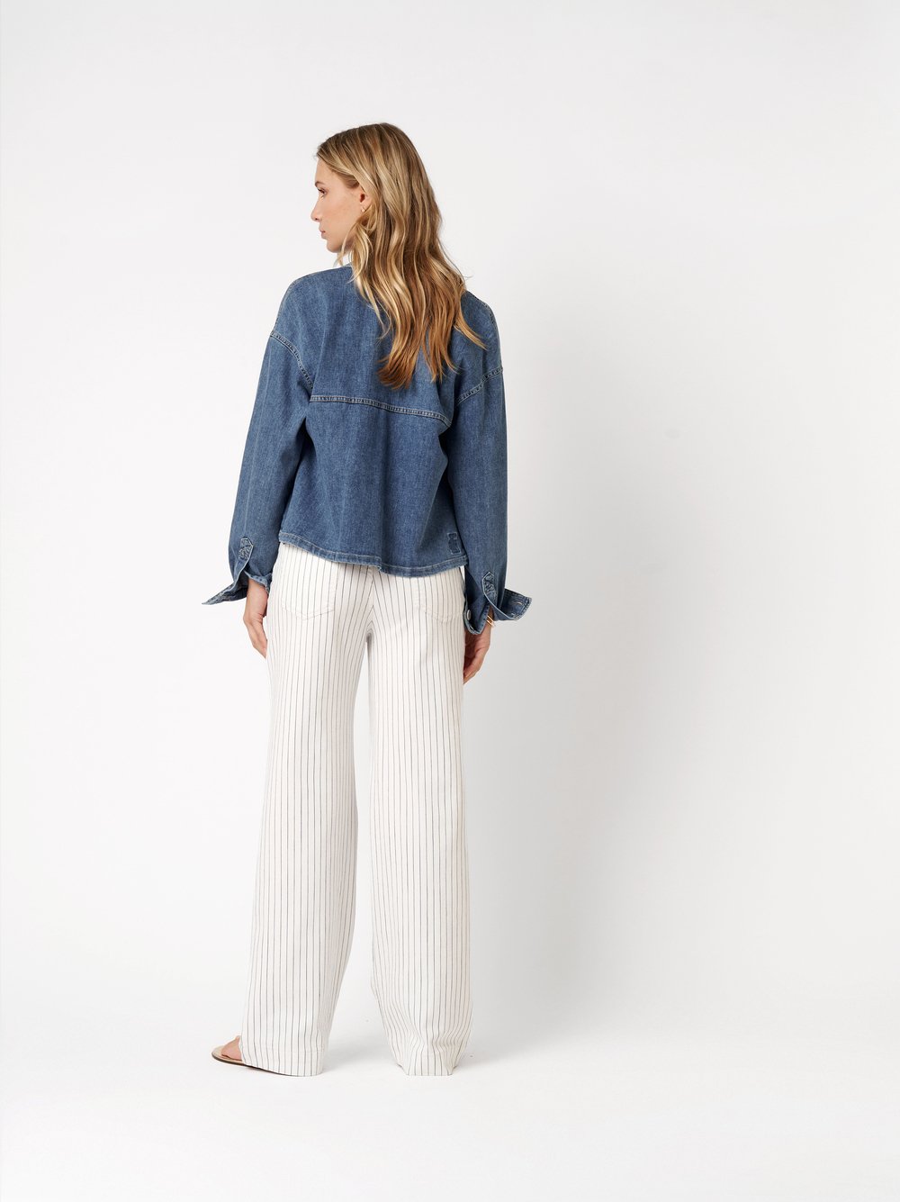 Damenjeans Audrey Wide in offwhite / blue, Wide Leg Jeans mit feinen Streifen, Rueckansicht am Model getragen