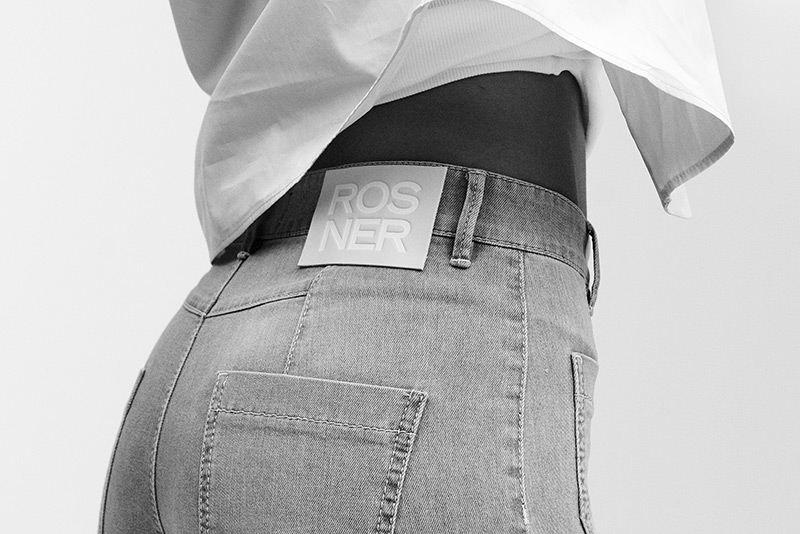 Lieferung – schnell. zuverlässig. transparent. Detailaufnahme einer Jeans mit ROSNER-Label – Visual für Versand & Lieferung.