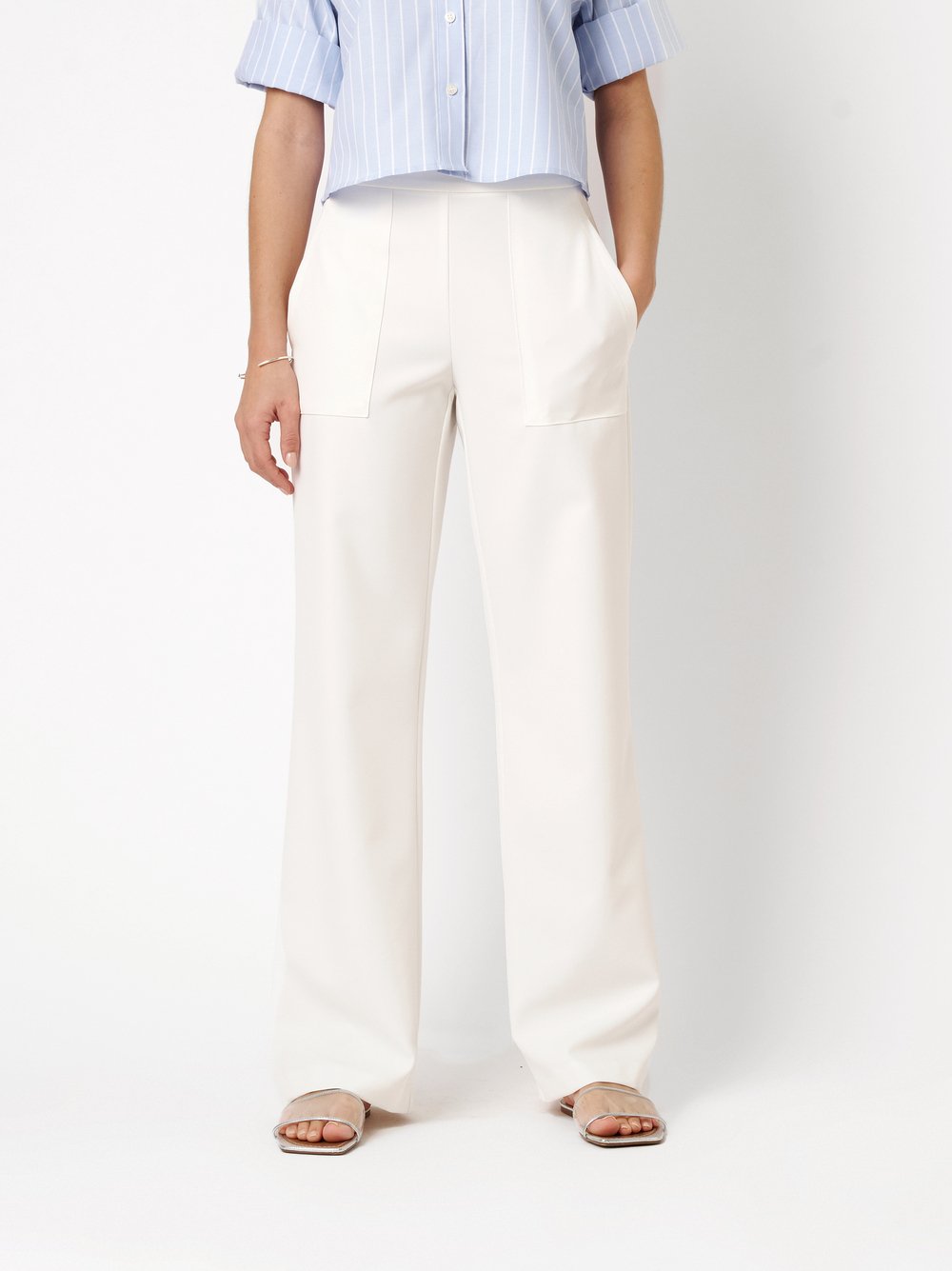 Damenhose Audrey Wide in white, fliessende Crepe-Hose mit Rahmentaschen, Frontansicht am Model getragen