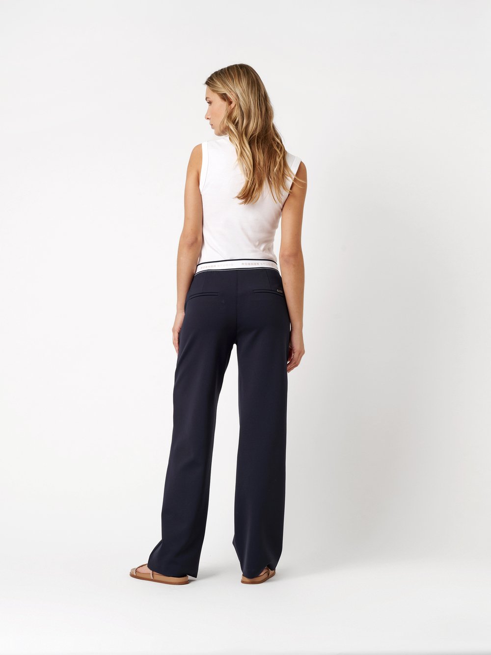 Damenhose May Wide in navy, Wide Leg Hose aus Scuba, Rueckansicht am Model getragen