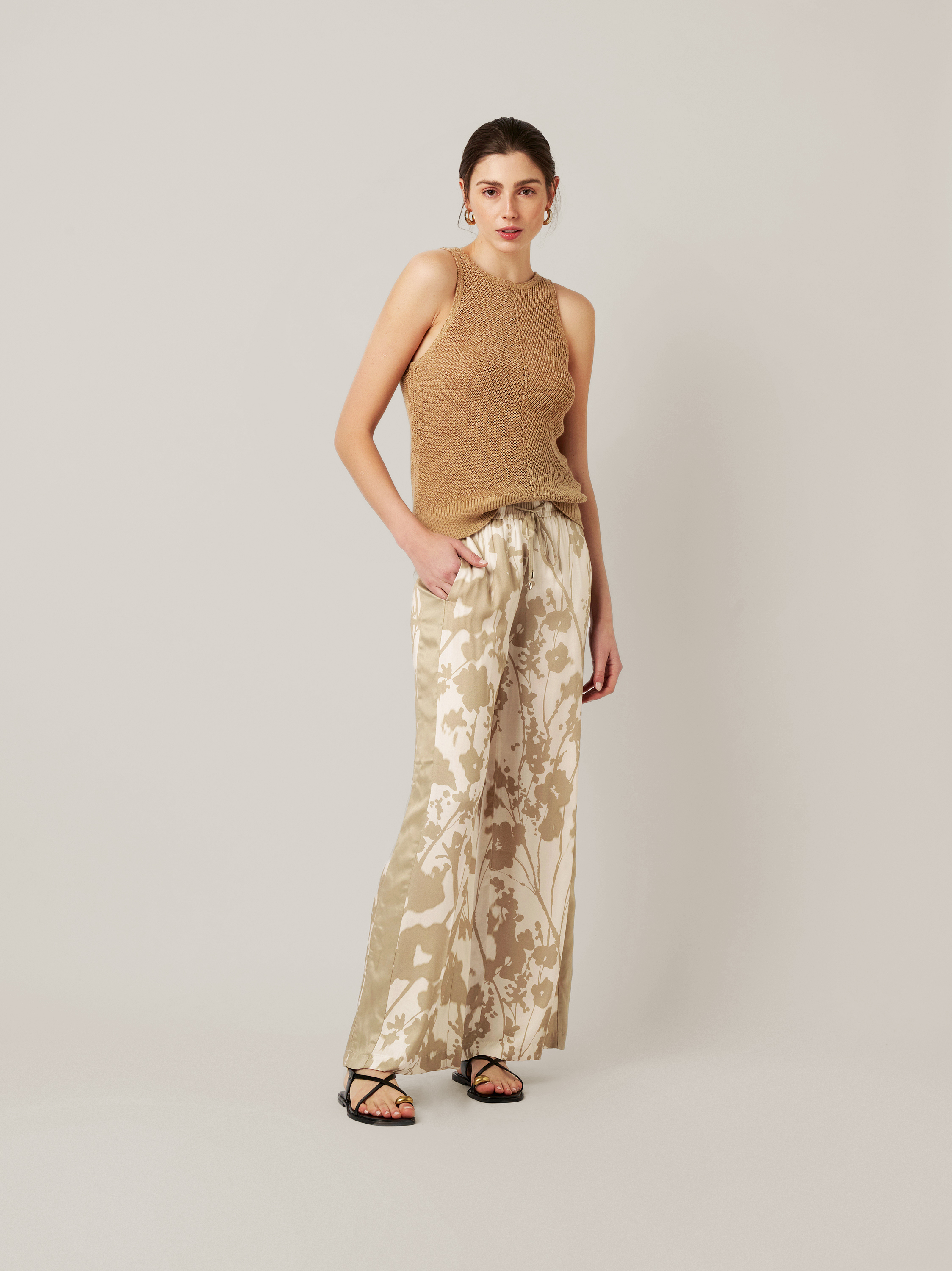 Womens trousers Mara Palazzo in sand / offwhite, palazzo pants with flower print, outfit view worn by model