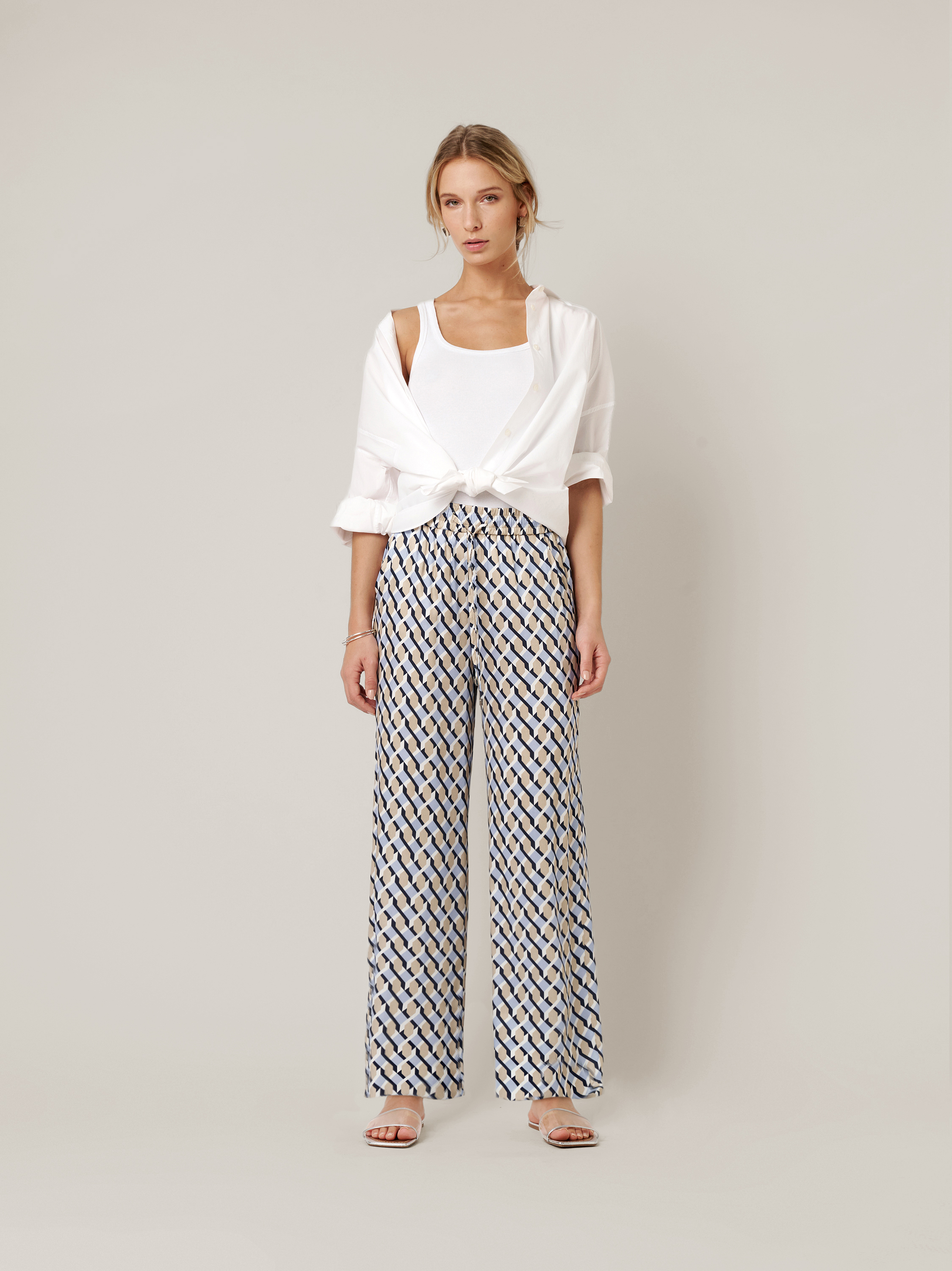 Womens jeans Mara Palazzo in blue / white, palazzo pants with graphic pattern, outfit view worn by model