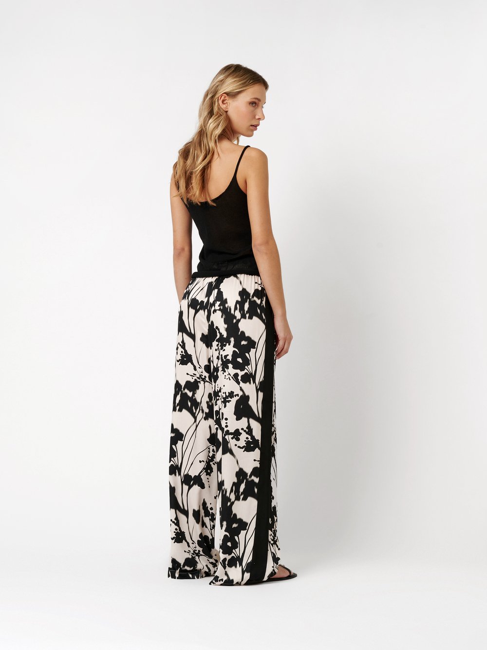 Damenhose Mara Palazzo in black / offwhite, Palazzo-Hose mit Flowerprint, Rueckansicht am Model getragen