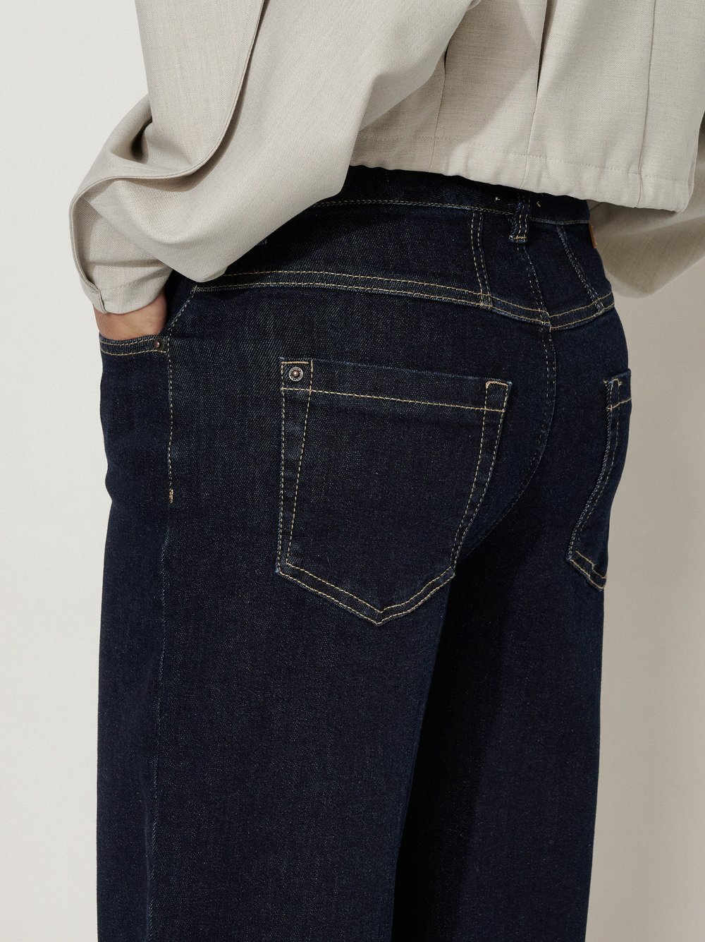 Womens jeans Mara Tapered in Navy, o-shape jeans, detail view