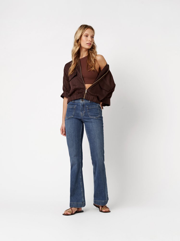 Womens jeans Audrey Bootcut in mid blue, bootcut jeans with front pockets, outfit view worn by model