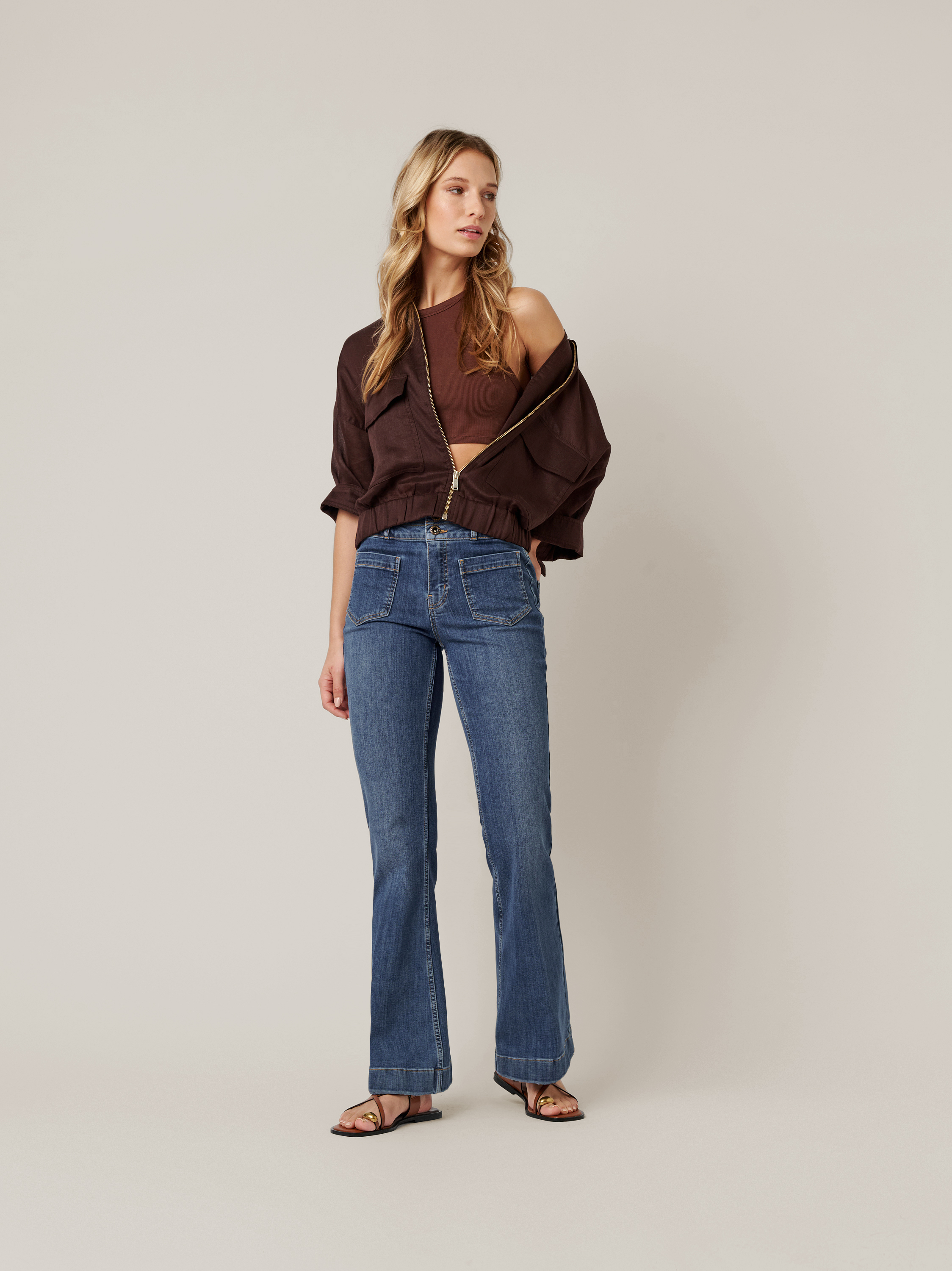 Womens jeans Audrey Bootcut in mid blue, bootcut jeans with front pockets, outfit view worn by model