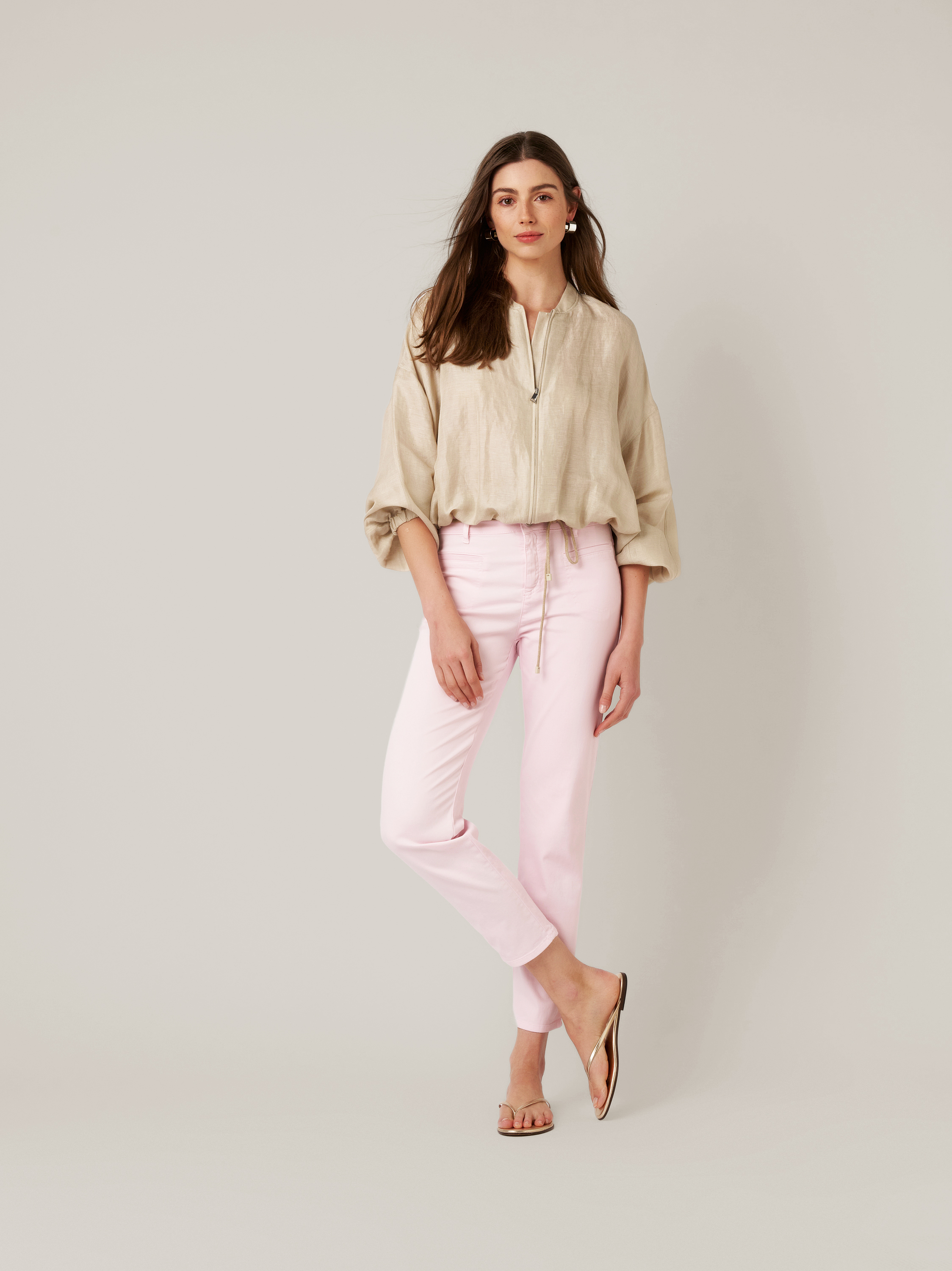 Damenhose Alisa Slim in light rose, slim-Fit Hose mit Kordelbund, Outfitansicht am Model