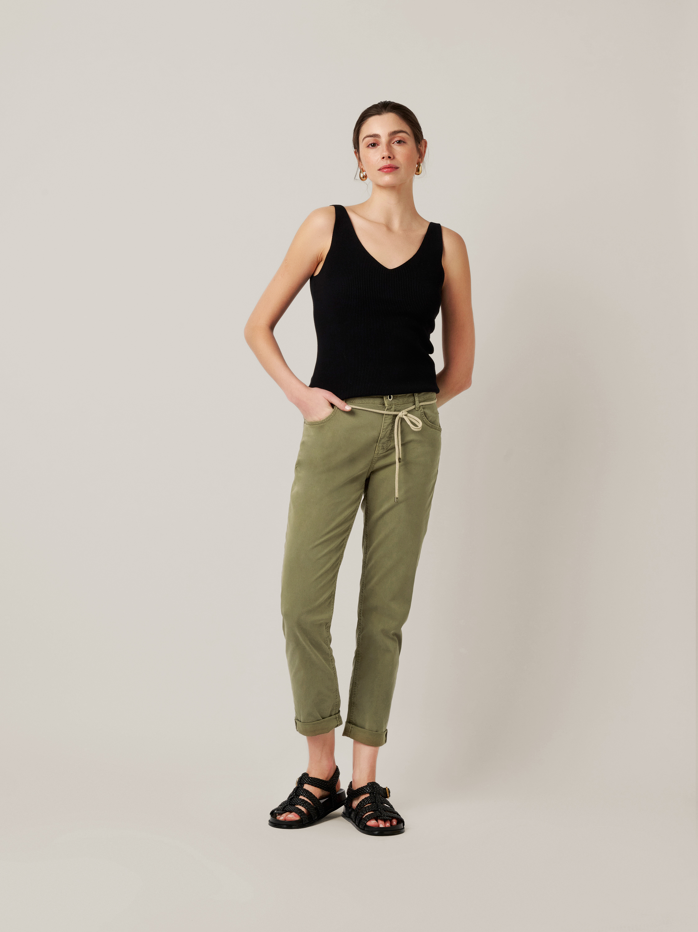 Damenjeans Masha Belt in khaki, Sommerhose mit Bindekordel und Saumumschlag, Frontansicht am Model getragen
