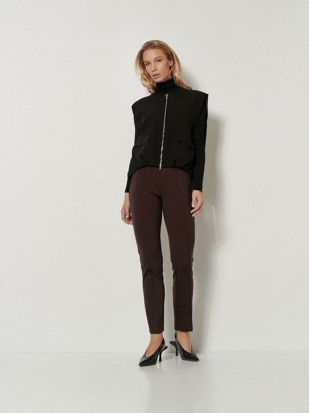 Damenhose Alisa Slim in Dunkelbraun, slim-Fit Hose aus leichter Scubaqualitaet, Outfitansicht am Model