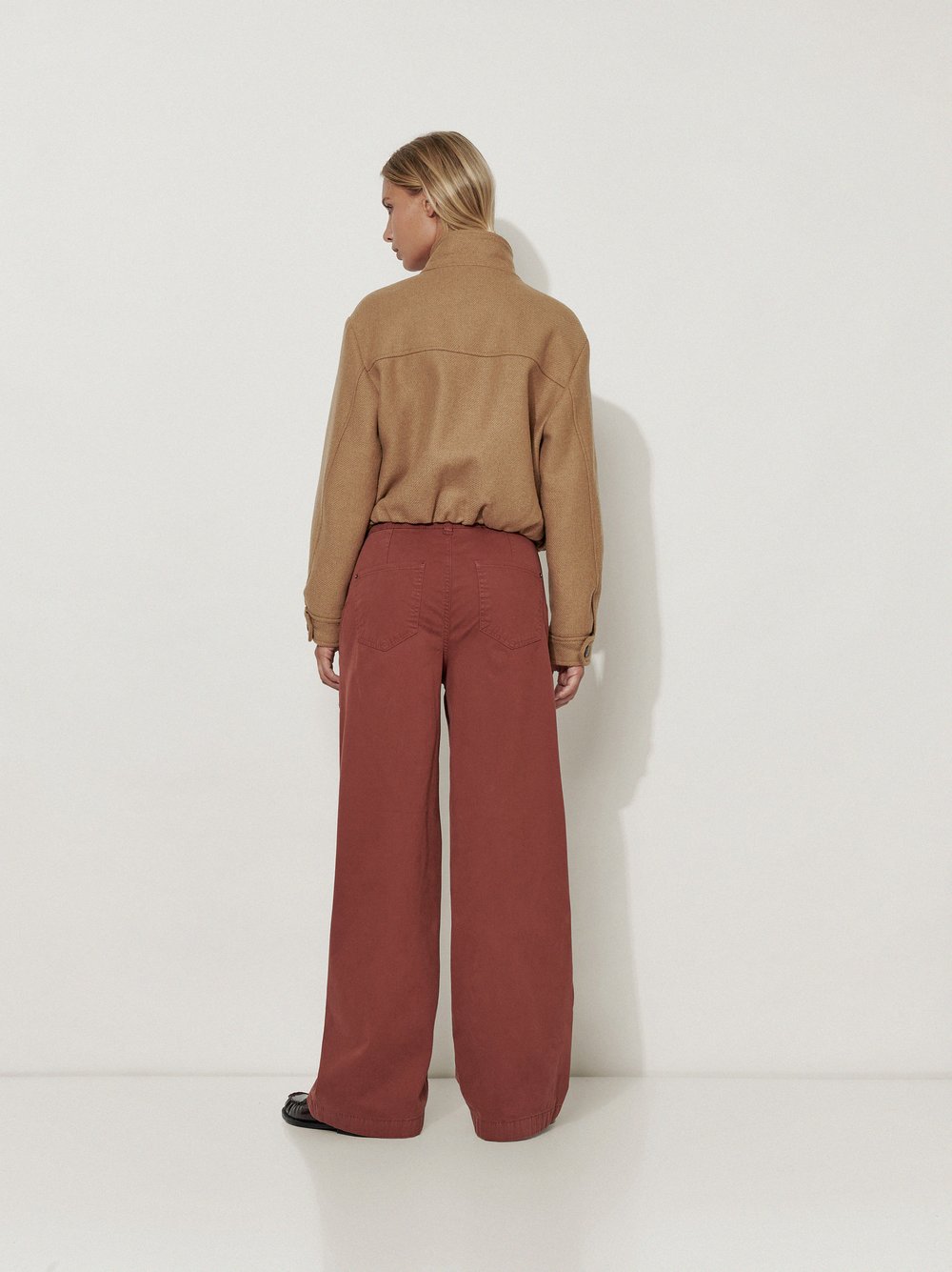 Womens trousers Mara Wide in Rust, wide-leg worker trousers, back view worn by model