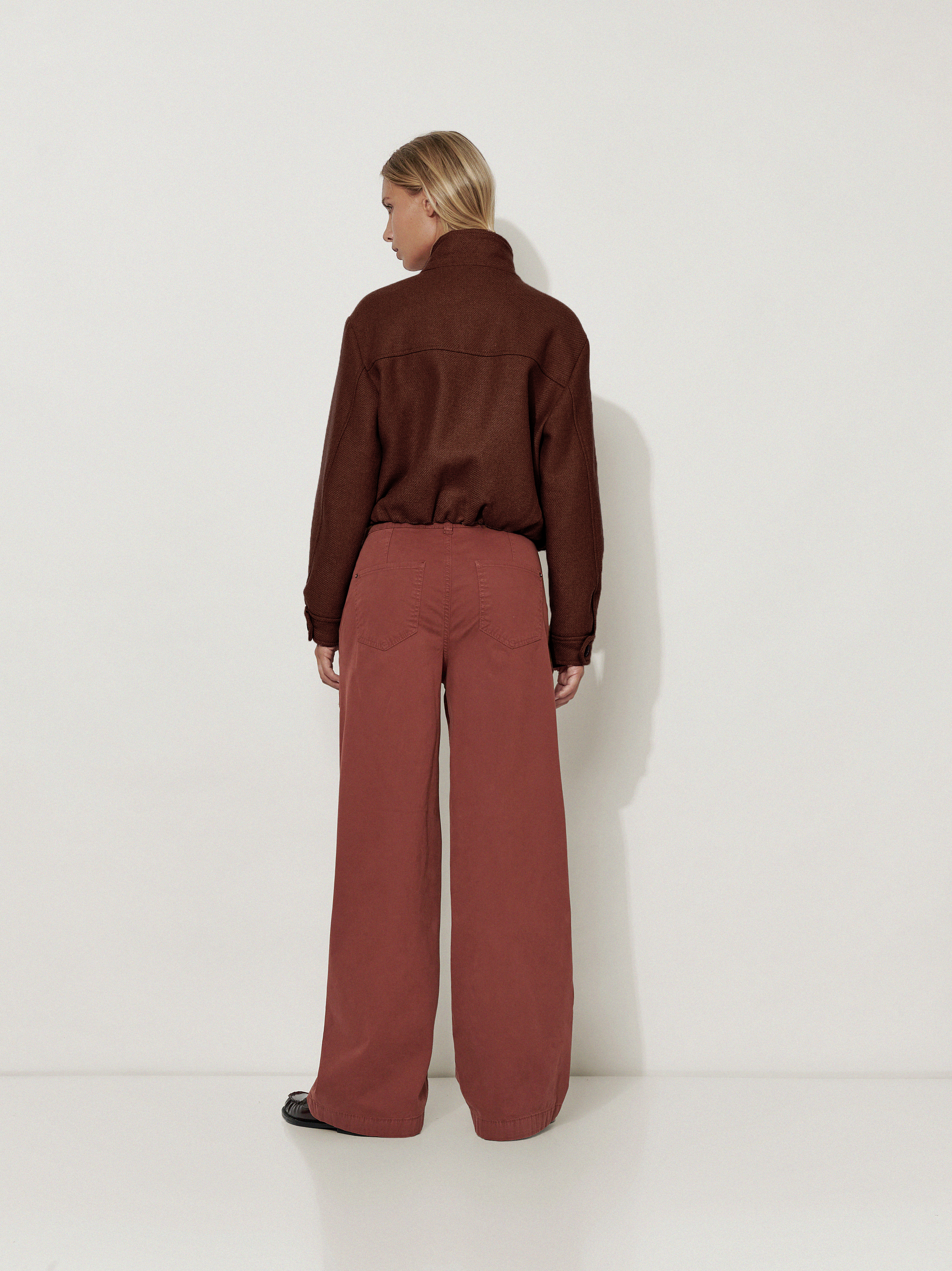 Damenhose Mara Wide in Rostrot, wide-Leg Worker Hose, Rueckansicht am Model getragen