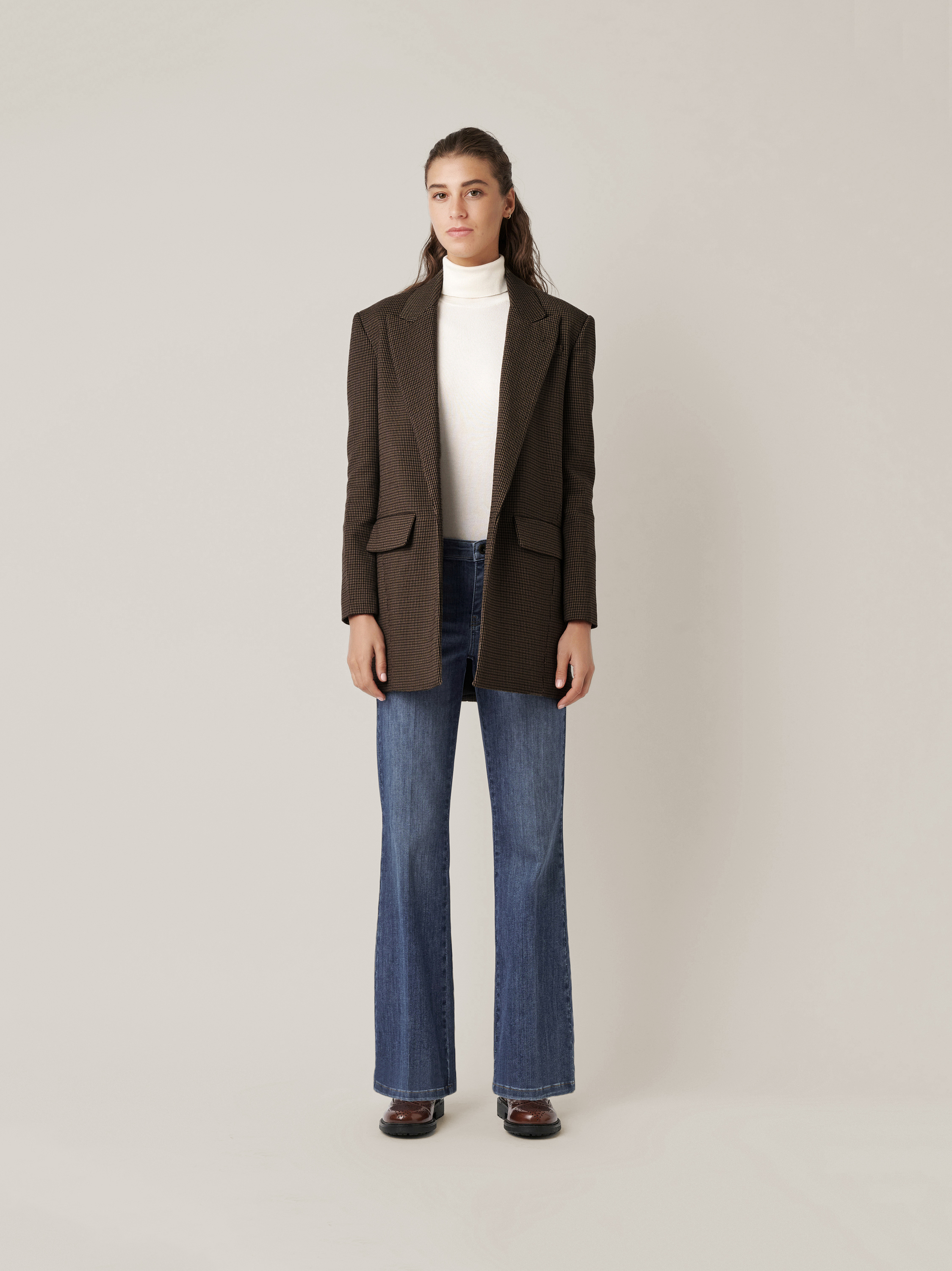 Womens jeans Antonia_341 in mid blue, bootcut jeans with pleats, outfit view worn by model