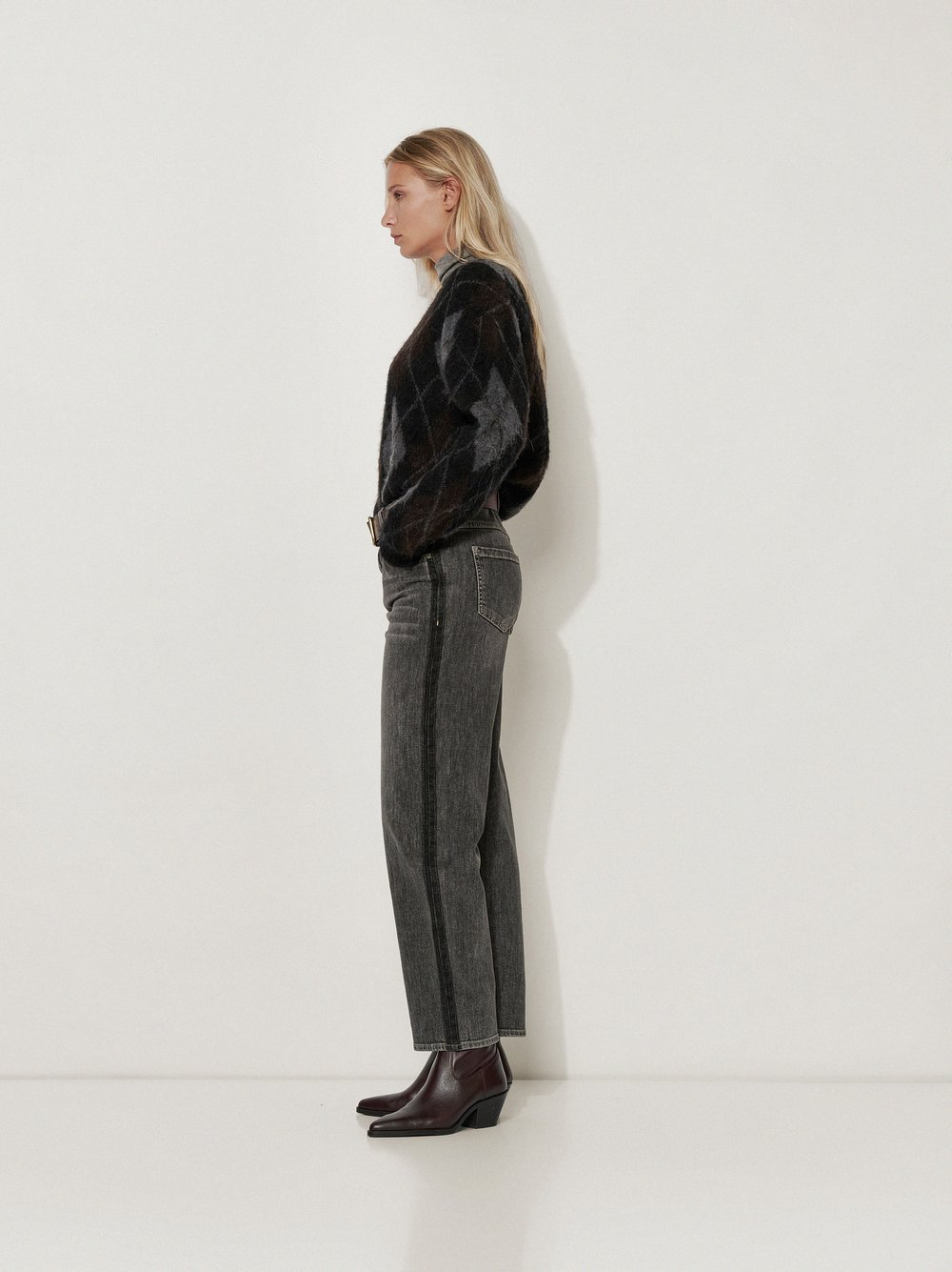 Womens jeans Masha Straight in Grey, straight-fit jeans with contrast side panels, front view worn by model